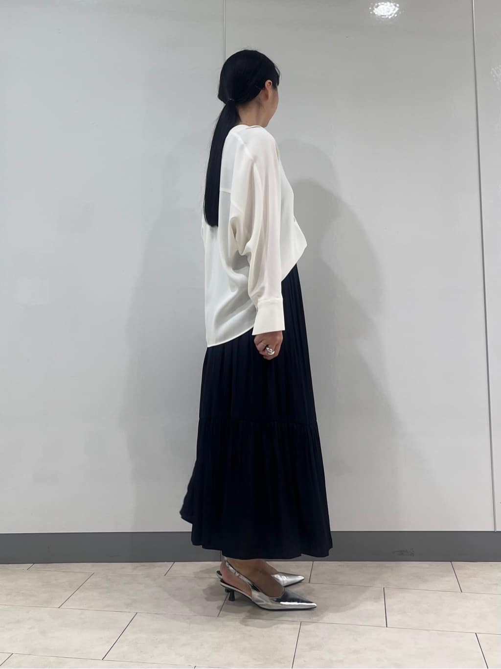 hasuさんの「INDIVI｜【洗える／UVケア／マットサテン】Vネックドルマンスリーブブラウス」を使ったコーディネート