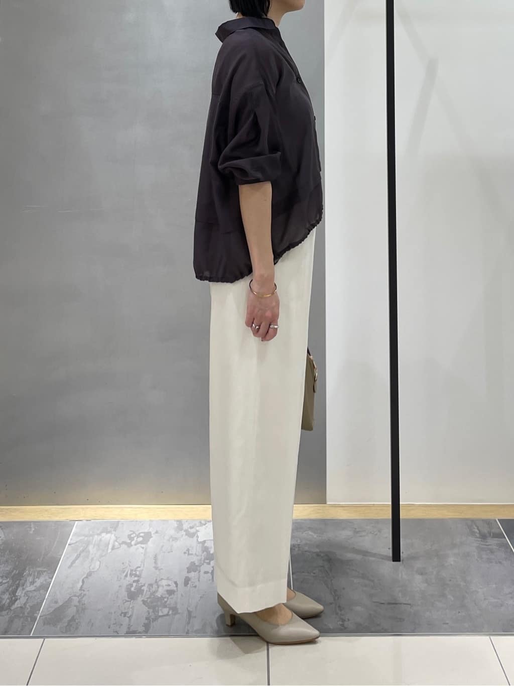 shihoさんの「INDIVI｜【接触冷感／洗える／2WAY】ドロスト付 シアーシャンブレーシャツ」を使ったコーディネート