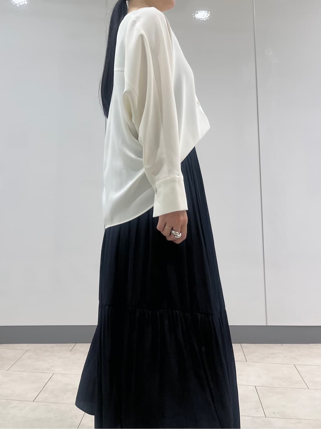 hasuさんの「INDIVI｜【洗える／UVケア／マットサテン】Vネックドルマンスリーブブラウス」を使ったコーディネート
