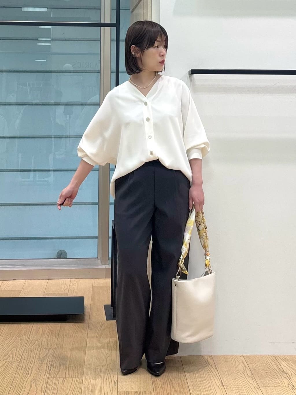 asamiさんの「INDIVI｜【洗える／UVケア／マットサテン】Vネックドルマンスリーブブラウス」を使ったコーディネート