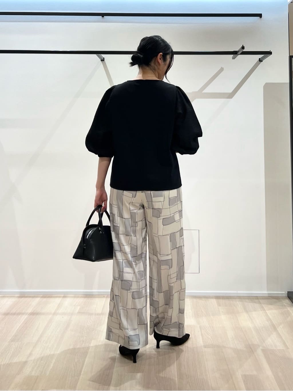 TOMOMIさんの「UNTITLED｜【洗える/袖シアー】ポンチ袖ボリュームトップス」を使ったコーディネート
