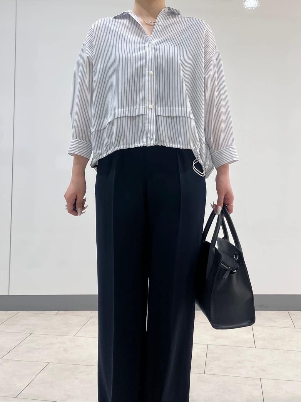 hasuさんの「INDIVI｜【接触冷感／洗える／2WAY】ドロスト付 シアーシャンブレーシャツ」を使ったコーディネート