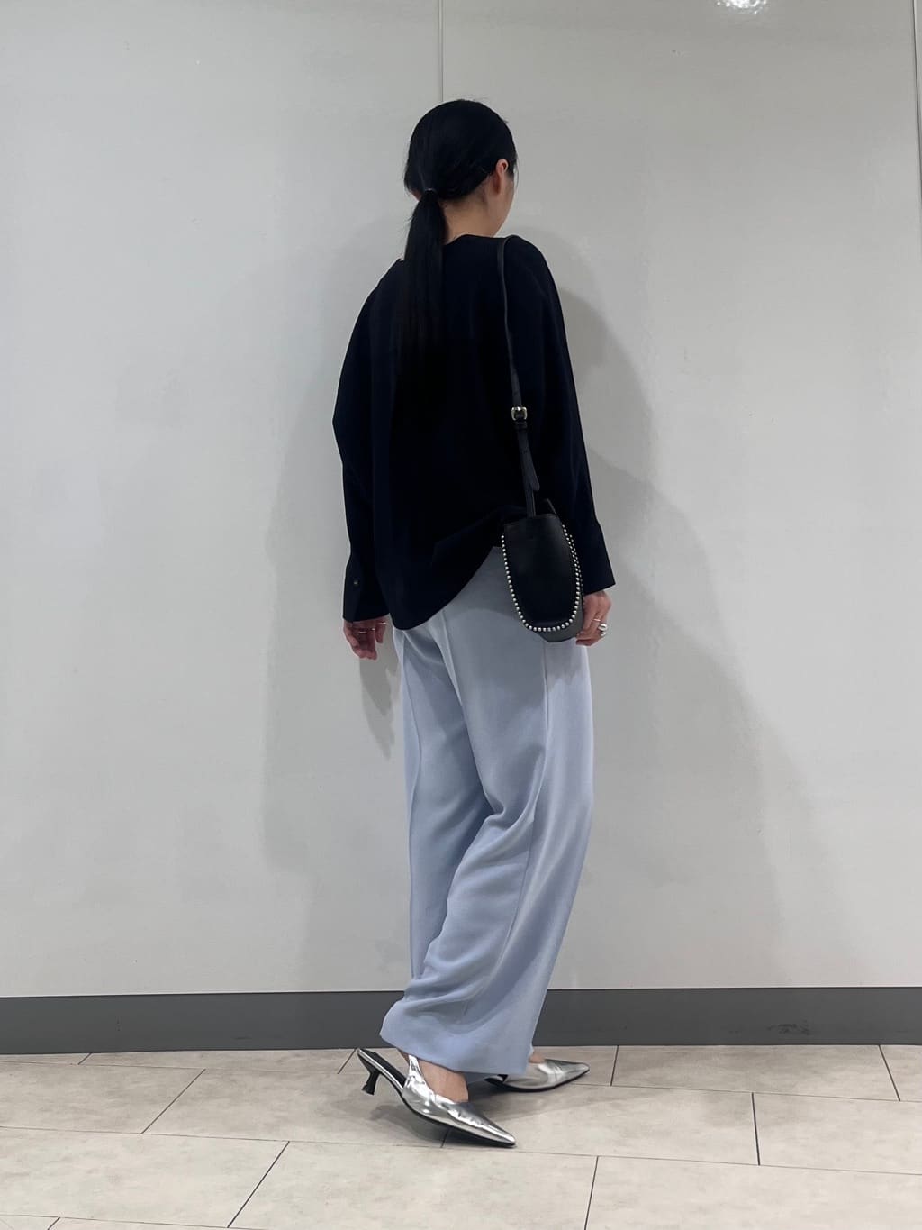 hasuさんの「INDIVI｜【洗える／UVケア／マットサテン】Vネックドルマンスリーブブラウス」を使ったコーディネート