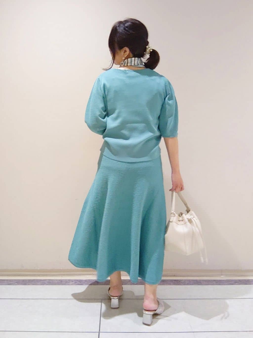TOMOMIさんの「INDIVI｜【洗える／和紙混素材／SETUP可能】フレアスカート」を使ったコーディネート