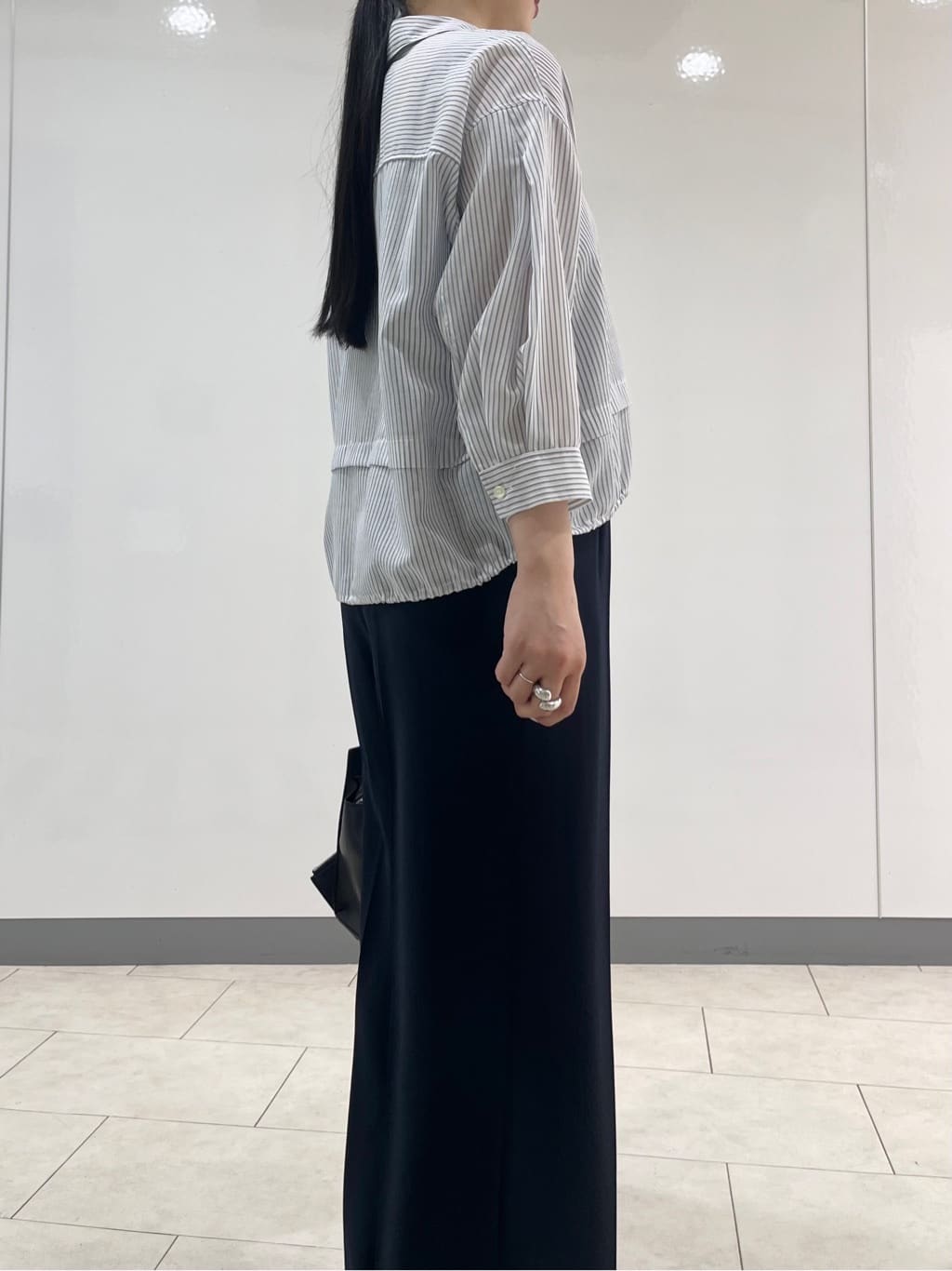 hasuさんの「INDIVI｜【接触冷感／洗える／2WAY】ドロスト付 シアーシャンブレーシャツ」を使ったコーディネート