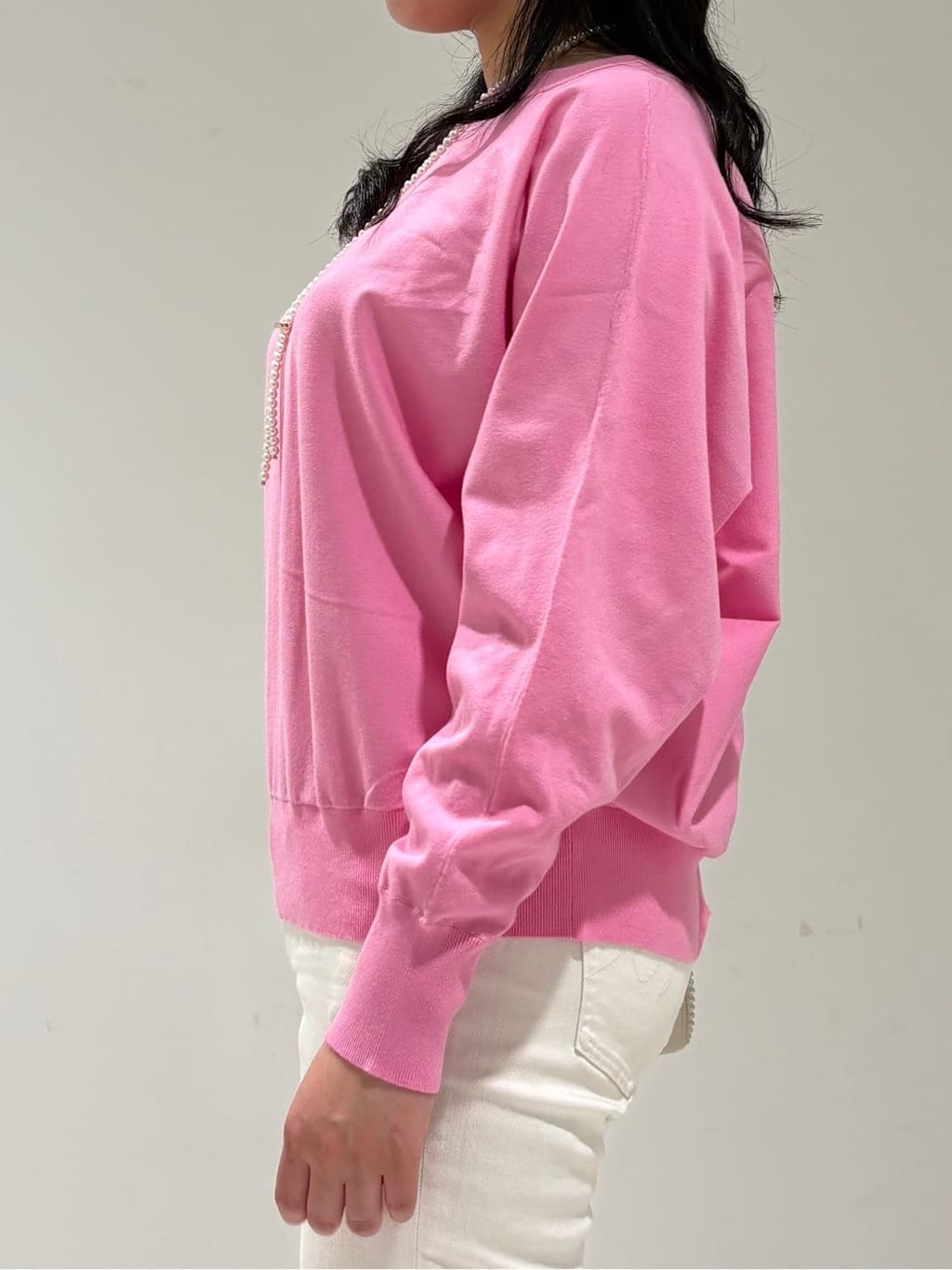 momokoさんの「INDIVI｜【洗える／前後2WAY／アンサンブル可能】ドルマンスリーブカーディガン」を使ったコーディネート