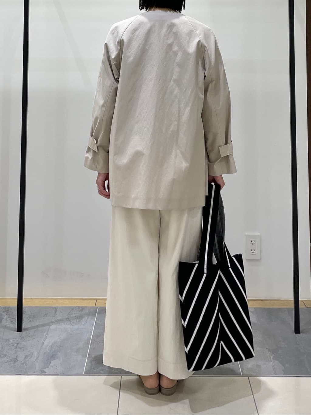 shihoさんの「INDIVI｜【撥水/軽量】ミドル丈 ミニマルトレンチコート」を使ったコーディネート