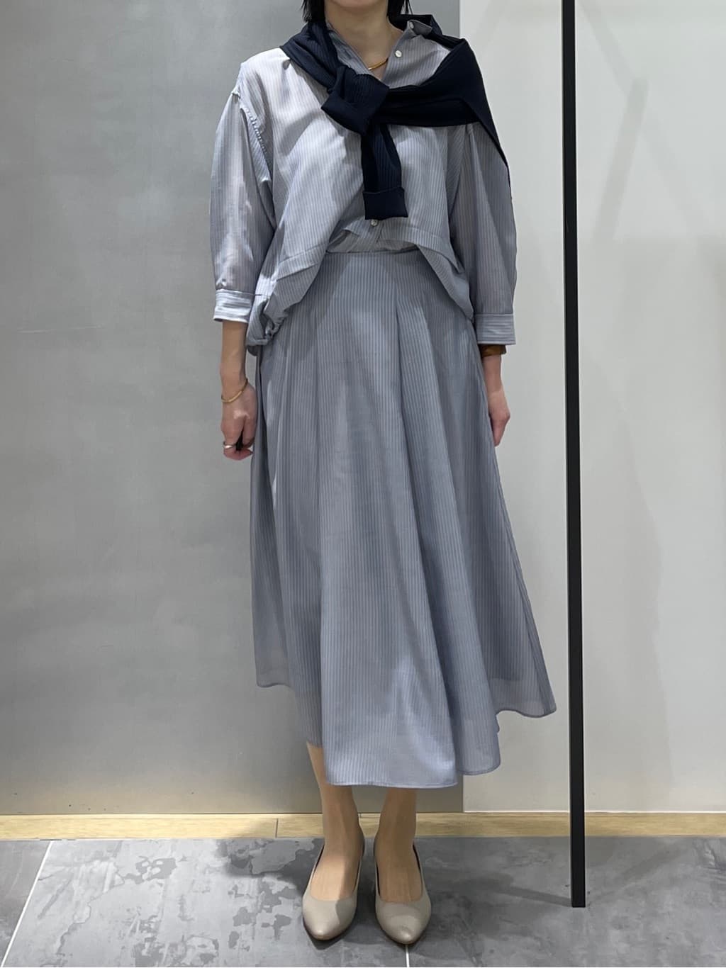 shihoさんの「INDIVI｜【接触冷感／洗える／2WAY】ドロスト付 シアーシャンブレーシャツ」を使ったコーディネート