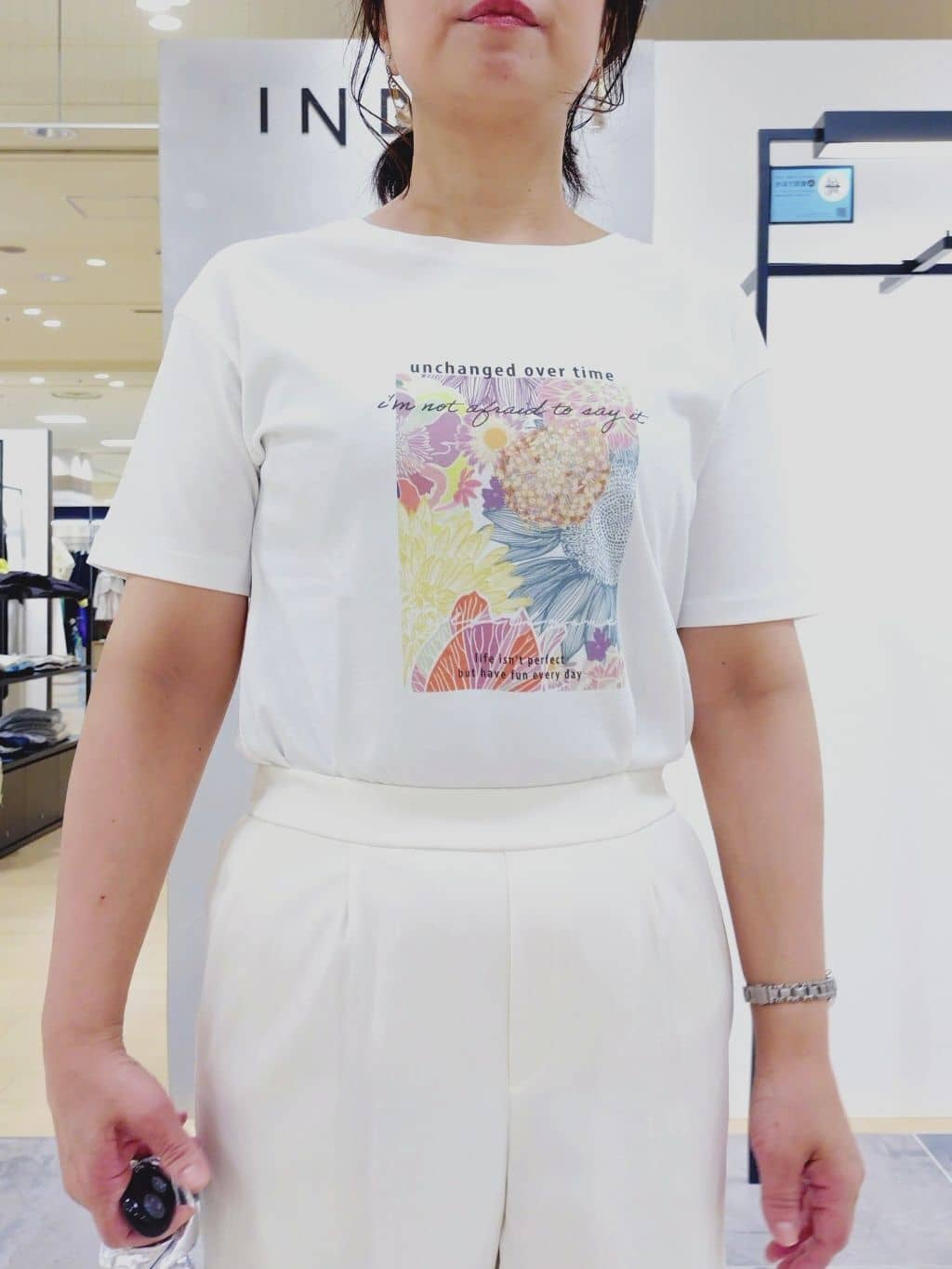 TOMOMIさんの「INDIVI｜【UVケア／選べるグラフィック】スムースジャージTシャツ」を使ったコーディネート