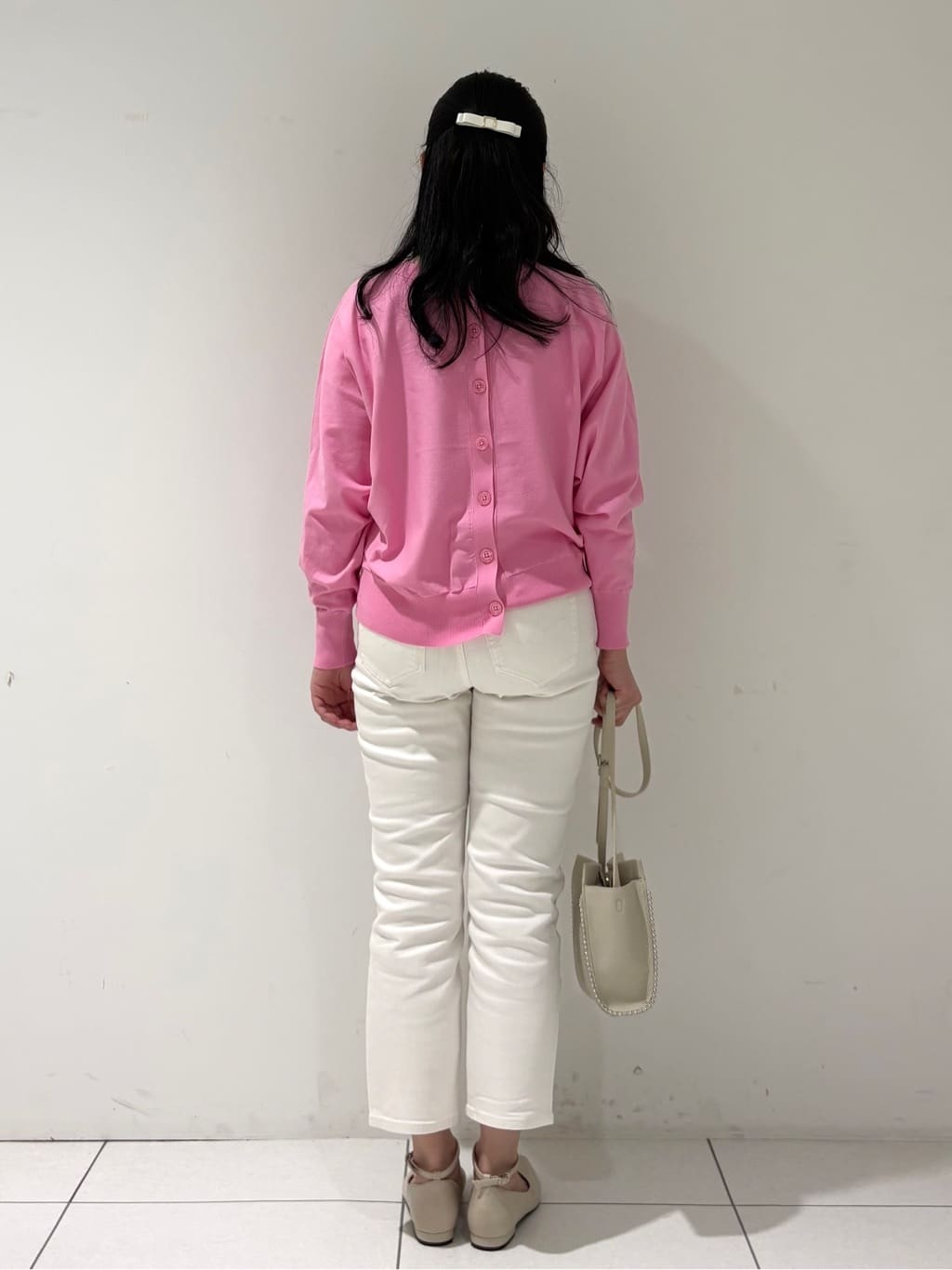 momokoさんの「INDIVI｜【洗える／前後2WAY／アンサンブル可能】ドルマンスリーブカーディガン」を使ったコーディネート