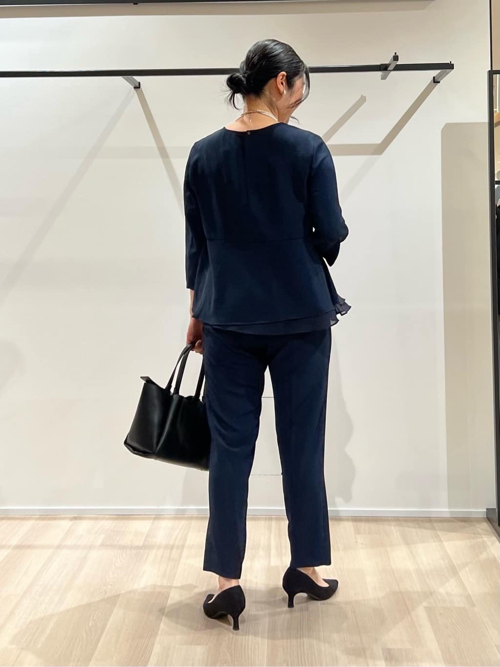 TOMOMIさんの「UNTITLED｜【洗える／UVケア／SETUP可】着る日傘ペプラムブラウス」を使ったコーディネート