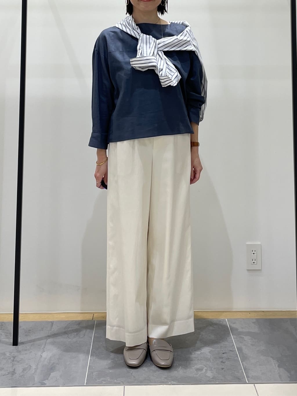 shihoさんの「INDIVI｜【洗える／UVケア／SETUP可能】デニムライク ランタン袖ブラウス」を使ったコーディネート