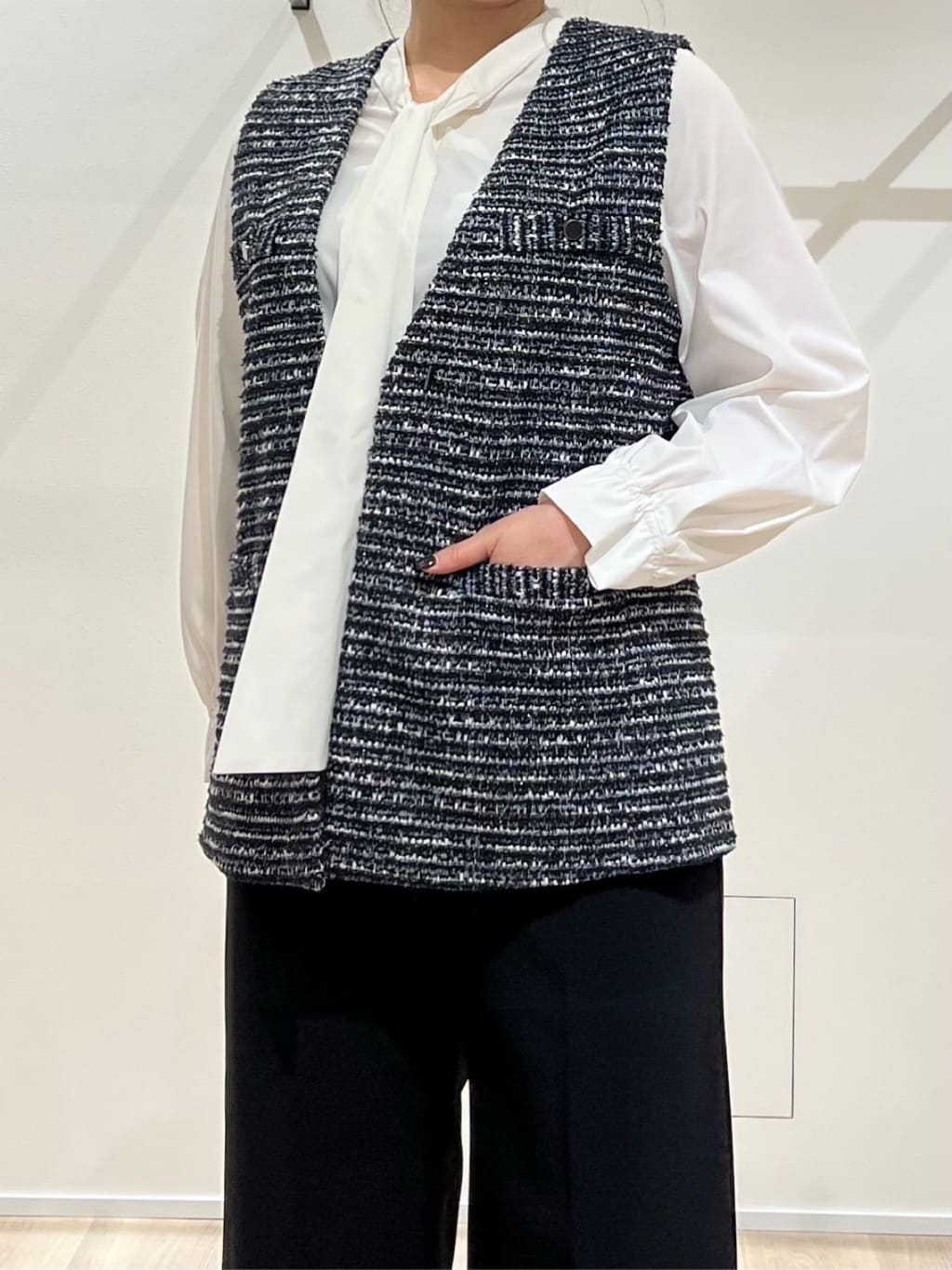 TOMOMIさんの「UNTITLED｜【2点セット／洗える】ツイードジレ＆ボウタイブラウス」を使ったコーディネート