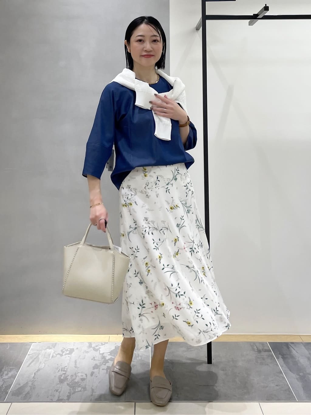 shihoさんの「INDIVI｜【洗える／UVケア／SETUP可能】デニムライク ランタン袖ブラウス」を使ったコーディネート