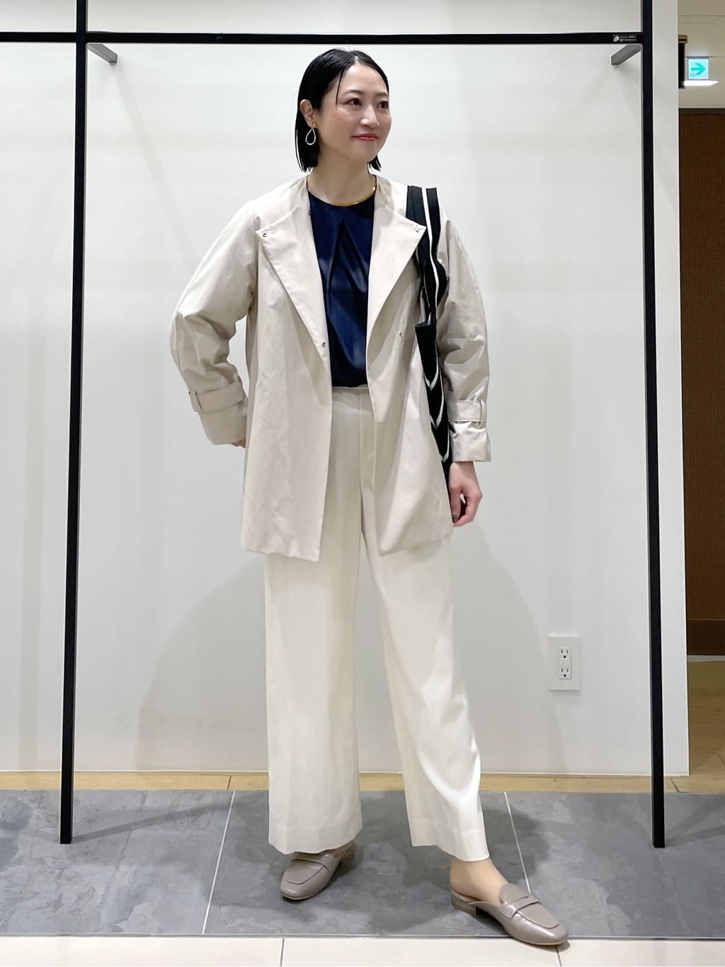 shihoさんの「INDIVI｜【撥水/軽量】ミドル丈 ミニマルトレンチコート」を使ったコーディネート