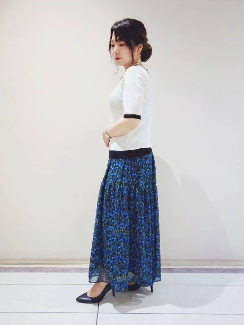 TOMOMIさんの「INDIVI｜【秋映え柄/セットアップ可能】フラワーシフォンスカート」を使ったコーディネート