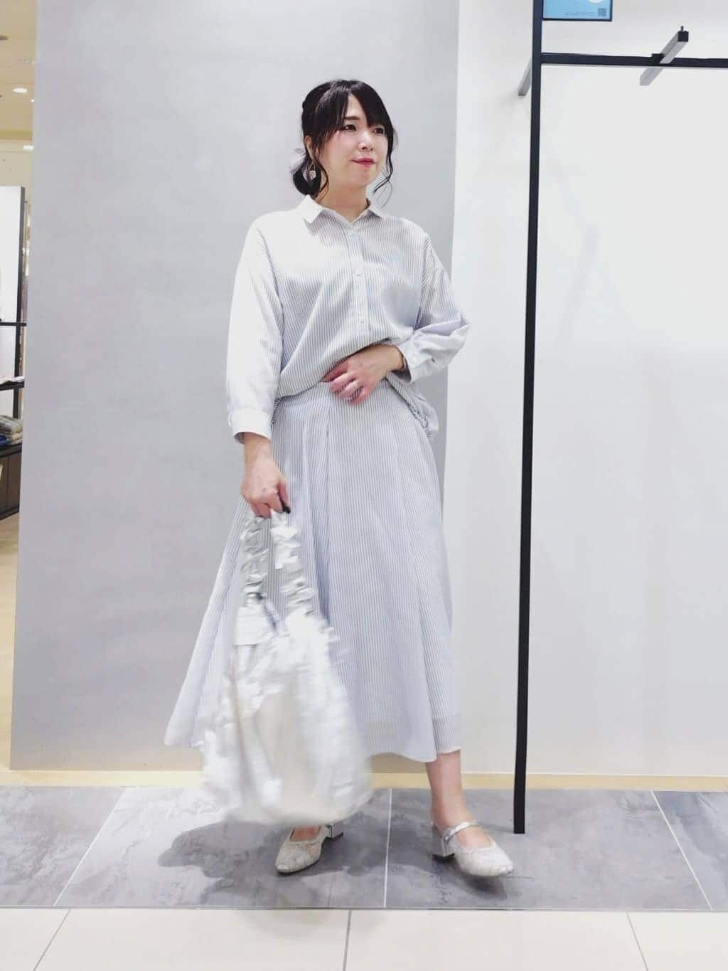 TOMOMIさんの「INDIVI｜【接触冷感／洗える／2WAY】ドロスト付 シアーシャンブレーシャツ」を使ったコーディネート