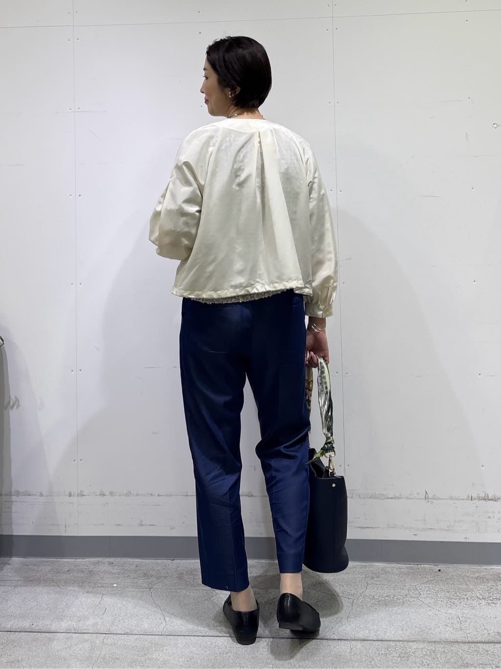 yuriさんの「INDIVI｜【洗える／UVケア／SETUP可能】デニムライクテーパードパンツ」を使ったコーディネート