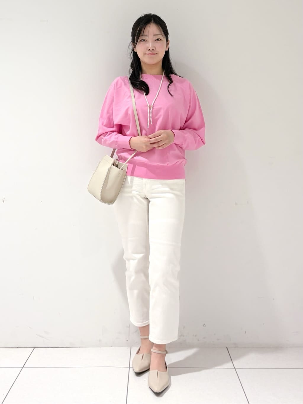 momokoさんの「INDIVI｜【洗える／前後2WAY／アンサンブル可能】ドルマンスリーブカーディガン」を使ったコーディネート
