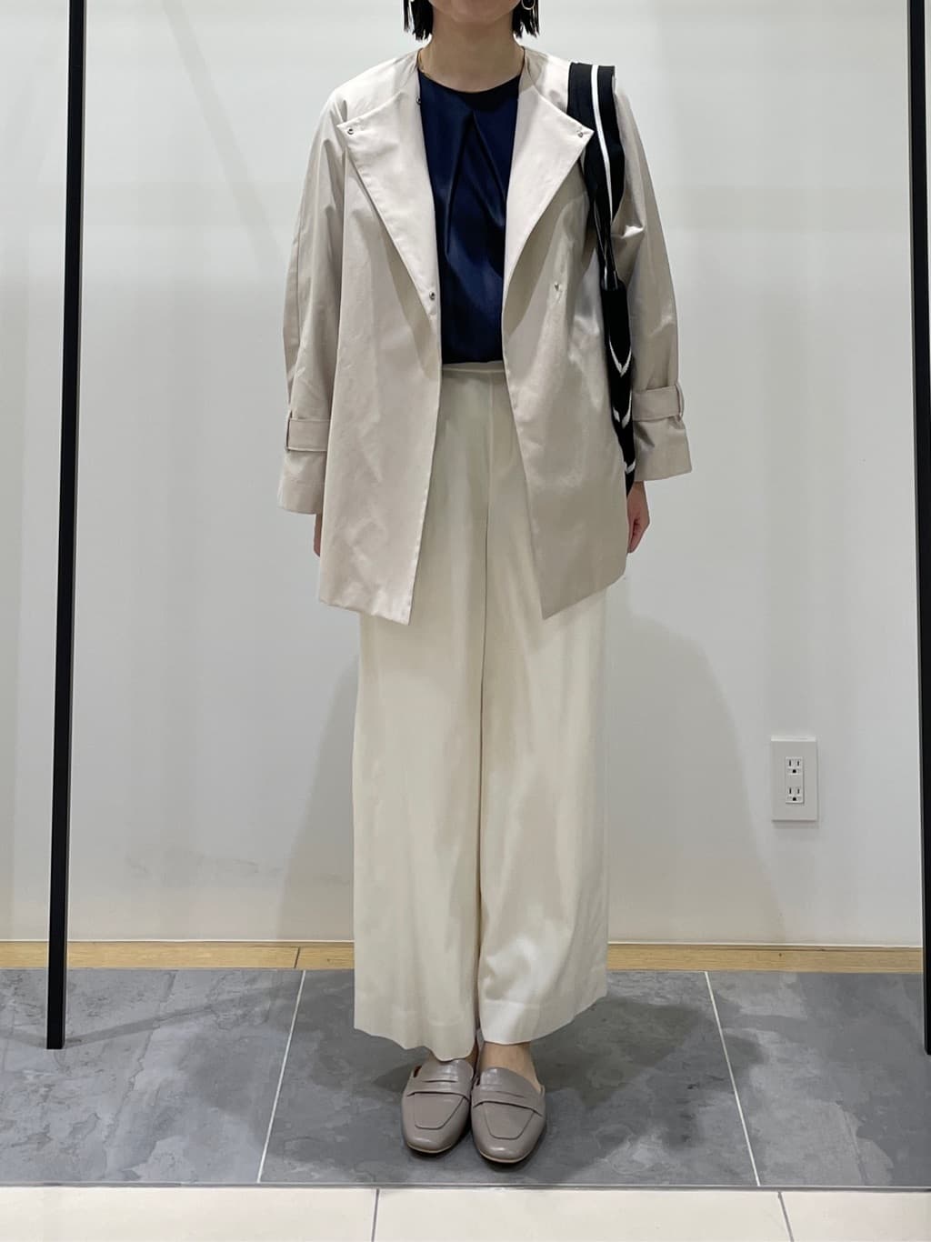 shihoさんの「INDIVI｜【撥水/軽量】ミドル丈 ミニマルトレンチコート」を使ったコーディネート