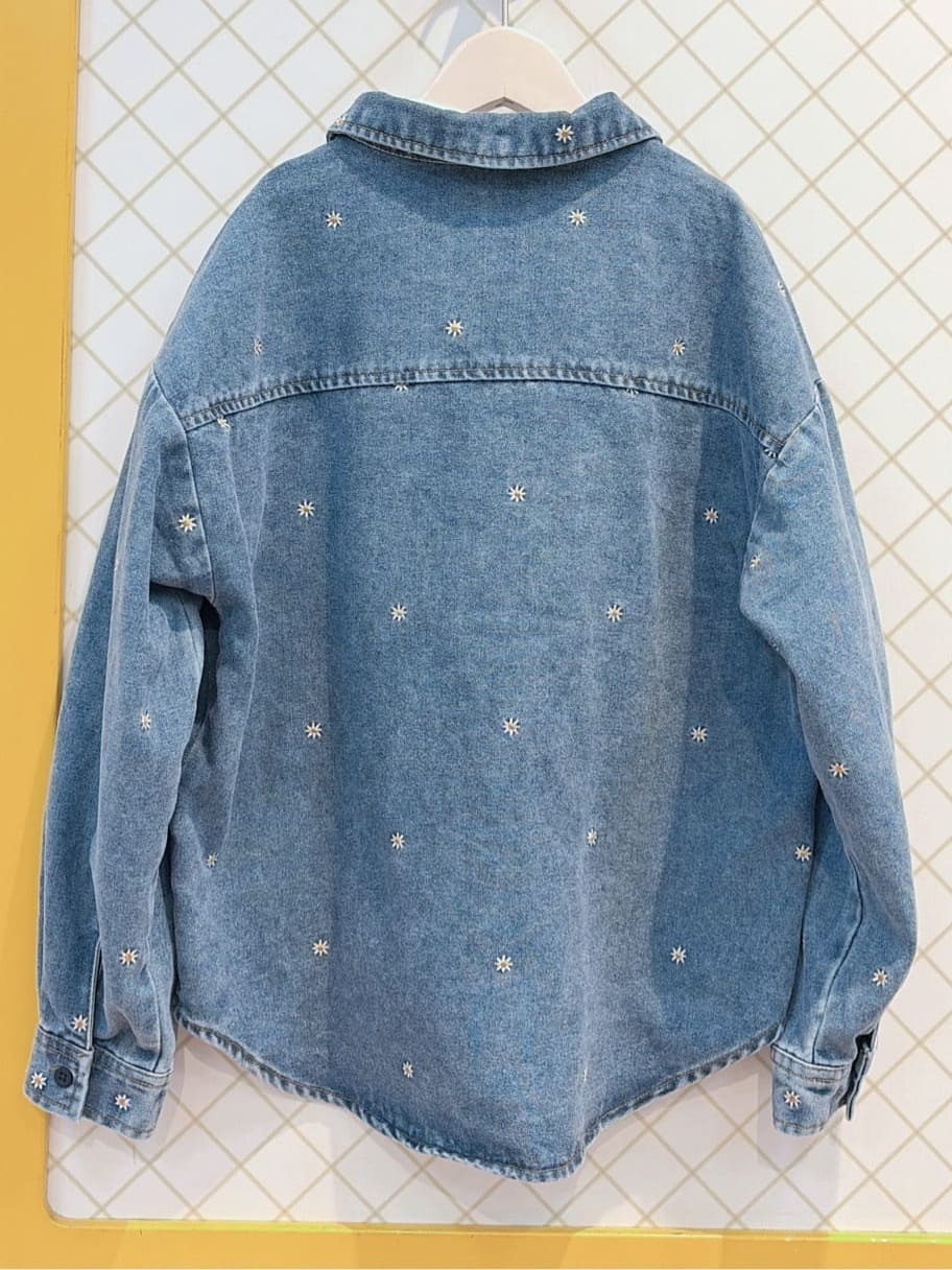 蒼さんの「SHOO･LA･RUE｜【100-150cm】フラワー刺繍デニムシャツ」を使ったコーディネート