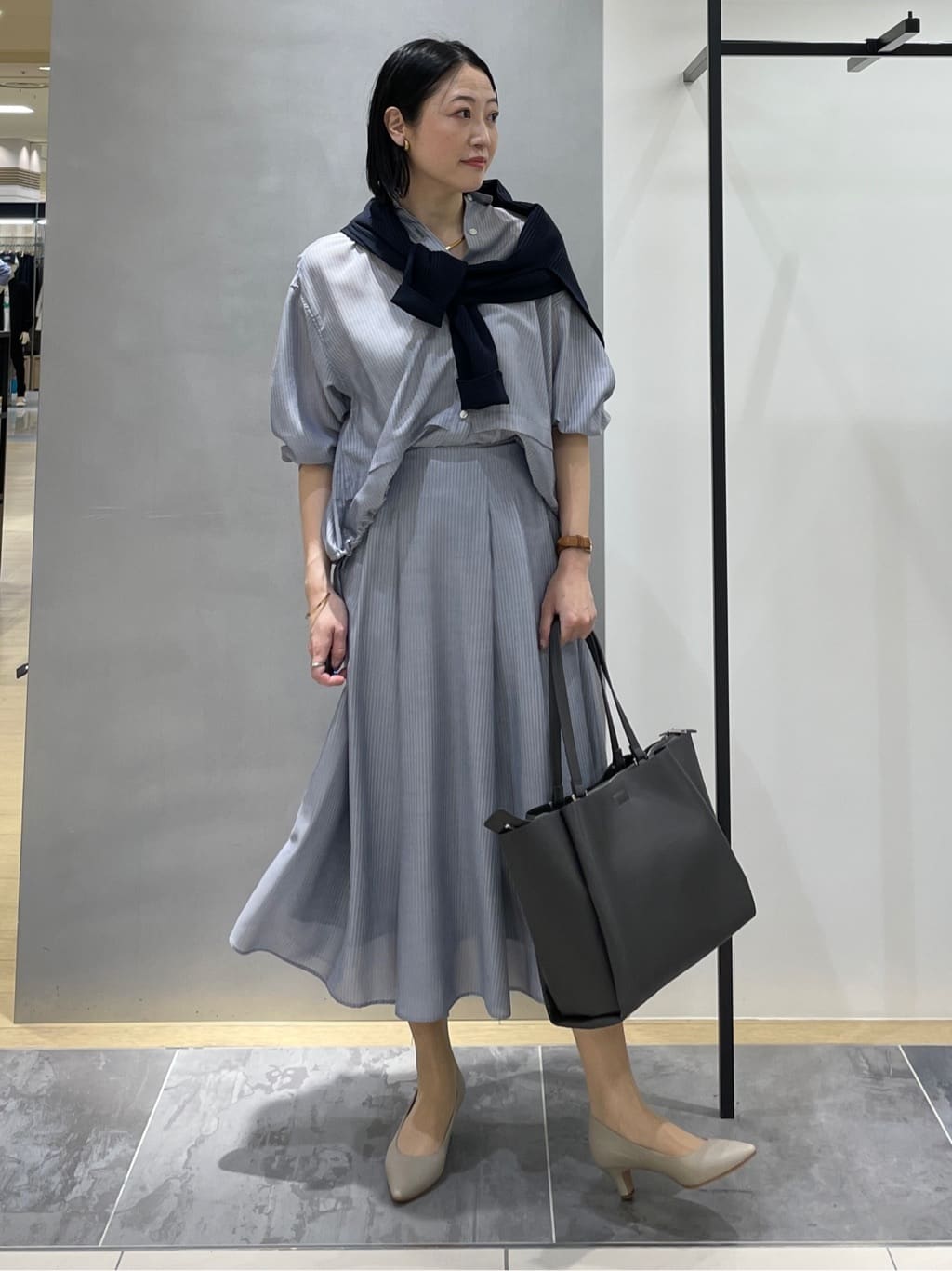 shihoさんの「INDIVI｜【接触冷感／洗える／2WAY】ドロスト付 シアーシャンブレーシャツ」を使ったコーディネート