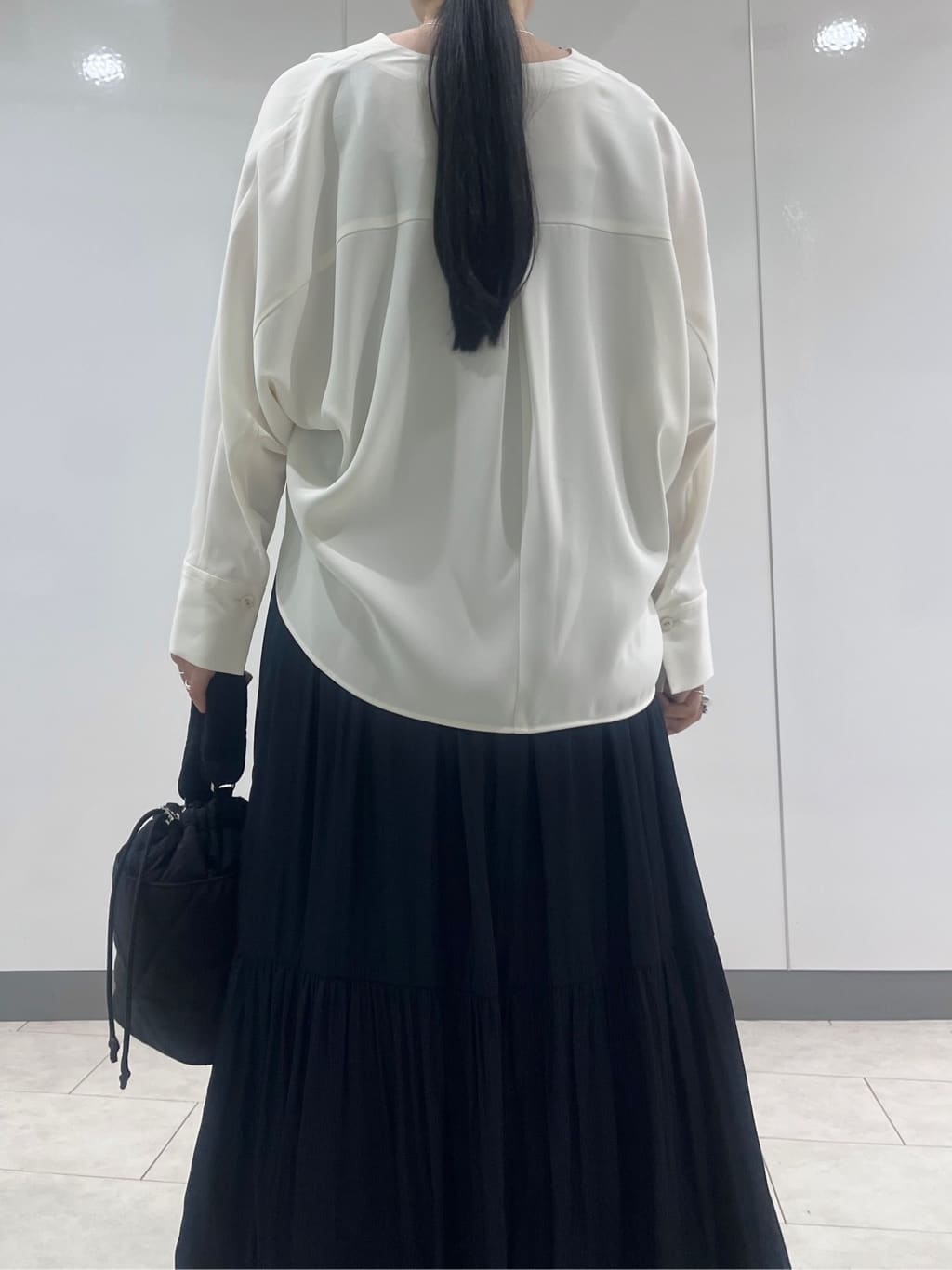hasuさんの「INDIVI｜【洗える／UVケア／マットサテン】Vネックドルマンスリーブブラウス」を使ったコーディネート