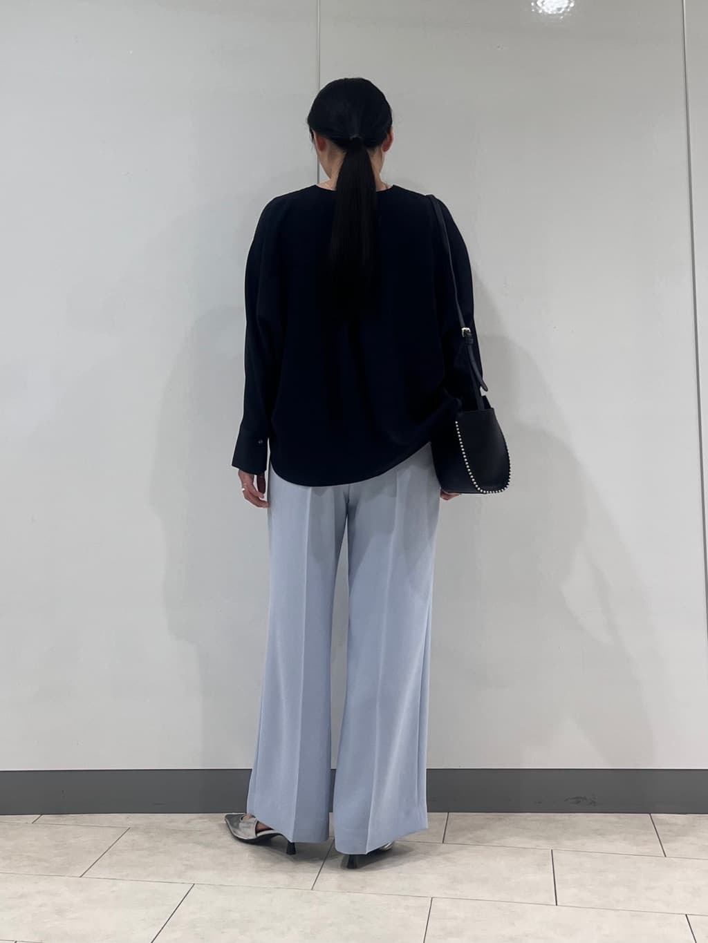 hasuさんの「INDIVI｜【洗える／UVケア／マットサテン】Vネックドルマンスリーブブラウス」を使ったコーディネート