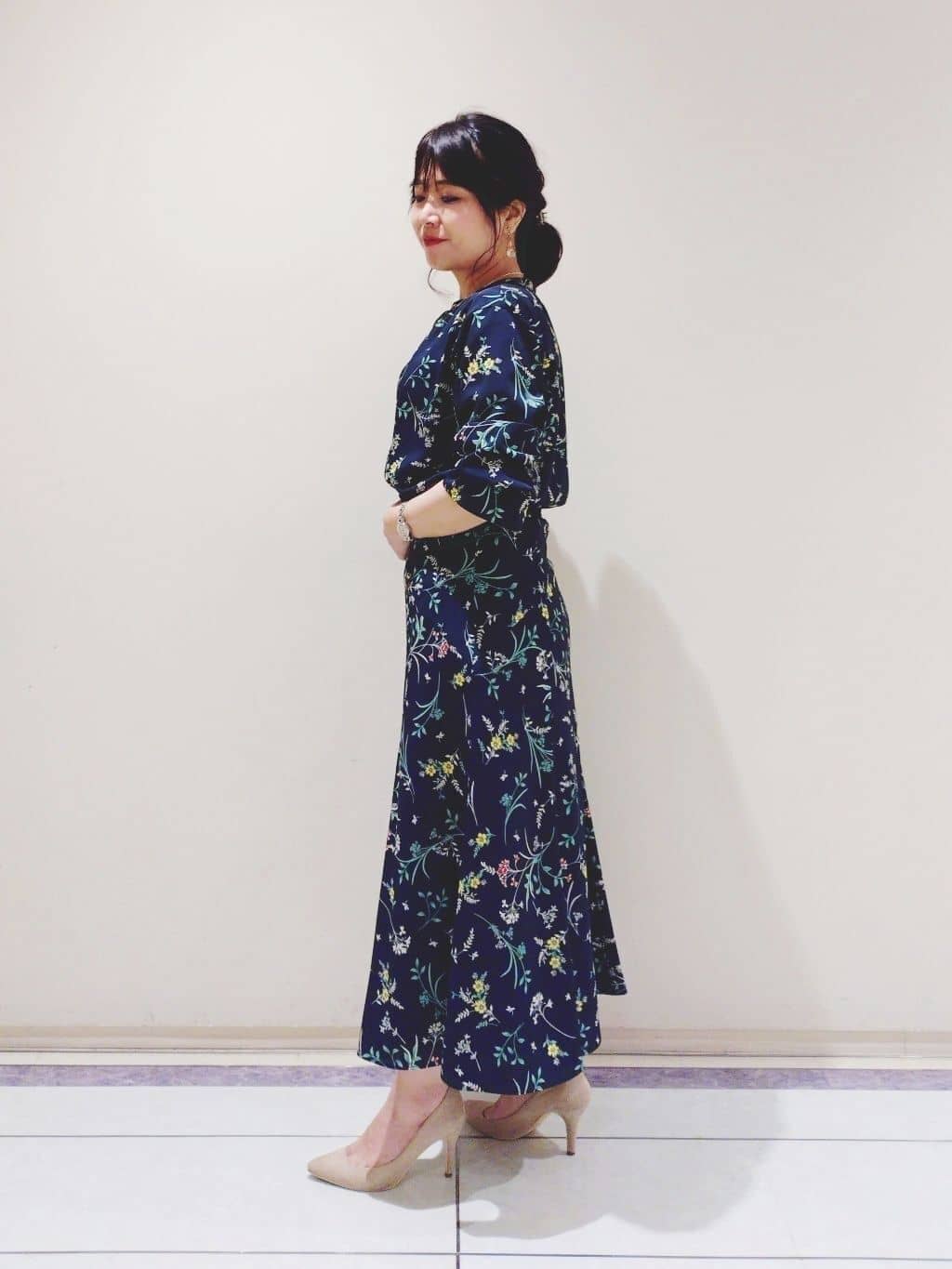 TOMOMIさんの「INDIVI｜【SETUP可能】モダンフラワー柄フレアスカート」を使ったコーディネート