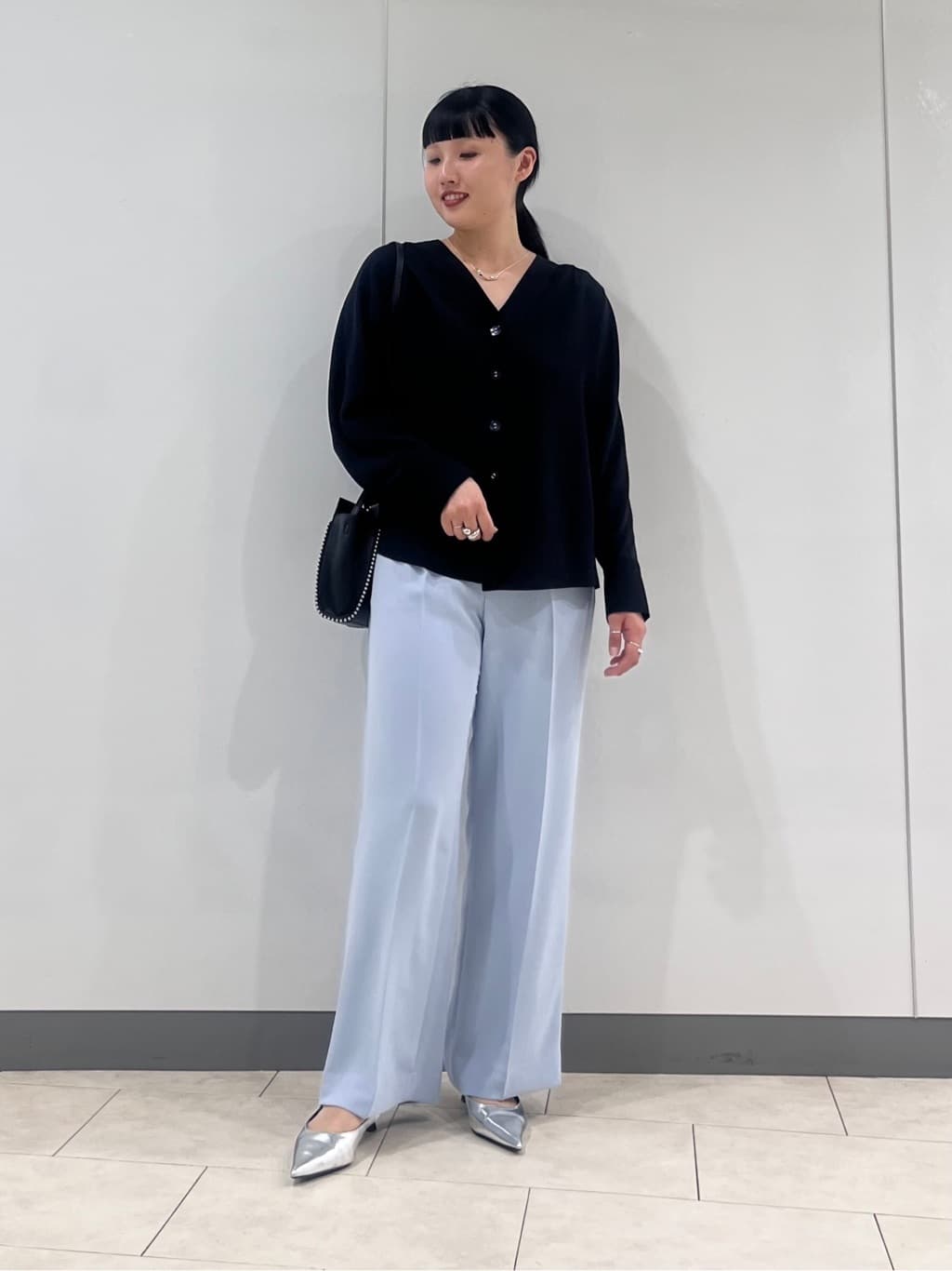 hasuさんの「INDIVI｜【洗える／UVケア／マットサテン】Vネックドルマンスリーブブラウス」を使ったコーディネート