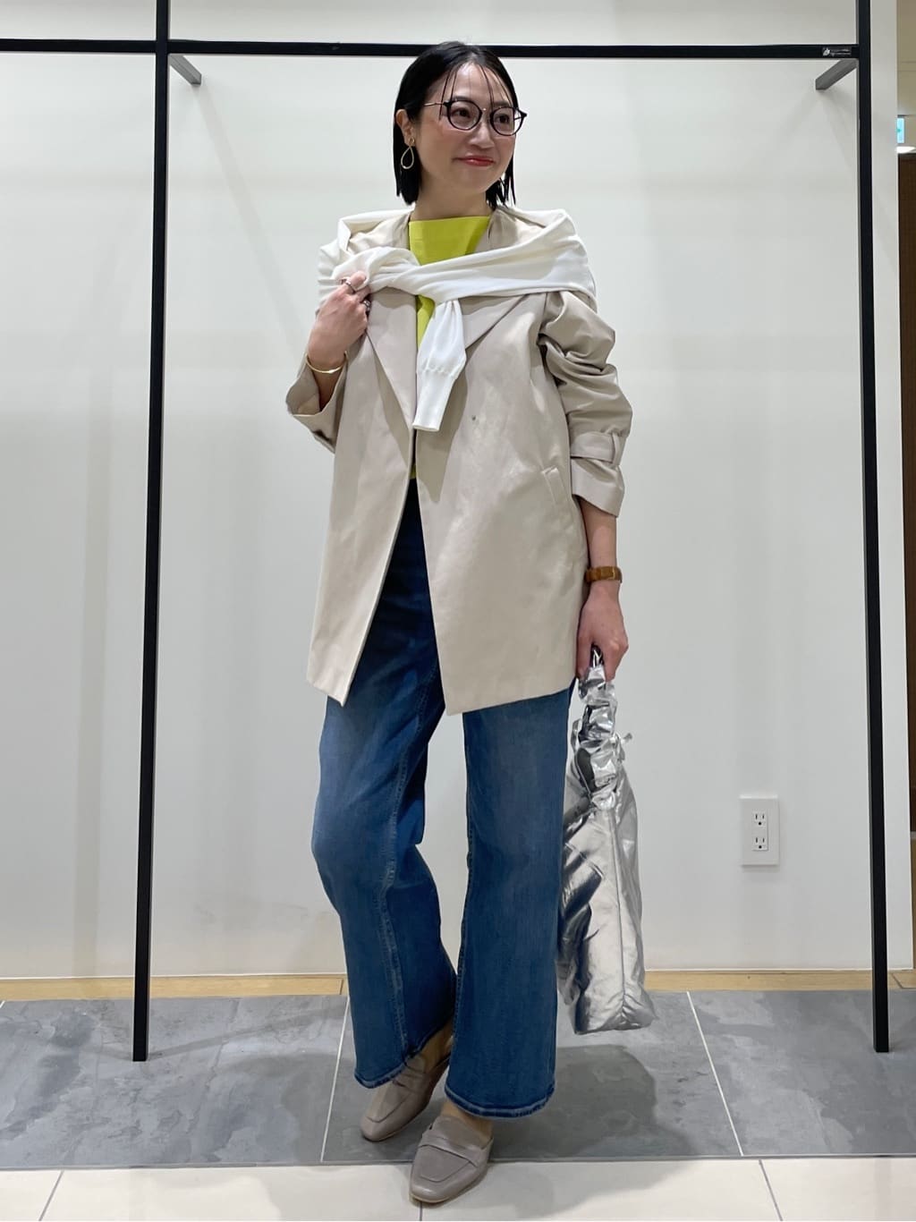 shihoさんの「INDIVI｜【撥水/軽量】ミドル丈 ミニマルトレンチコート」を使ったコーディネート