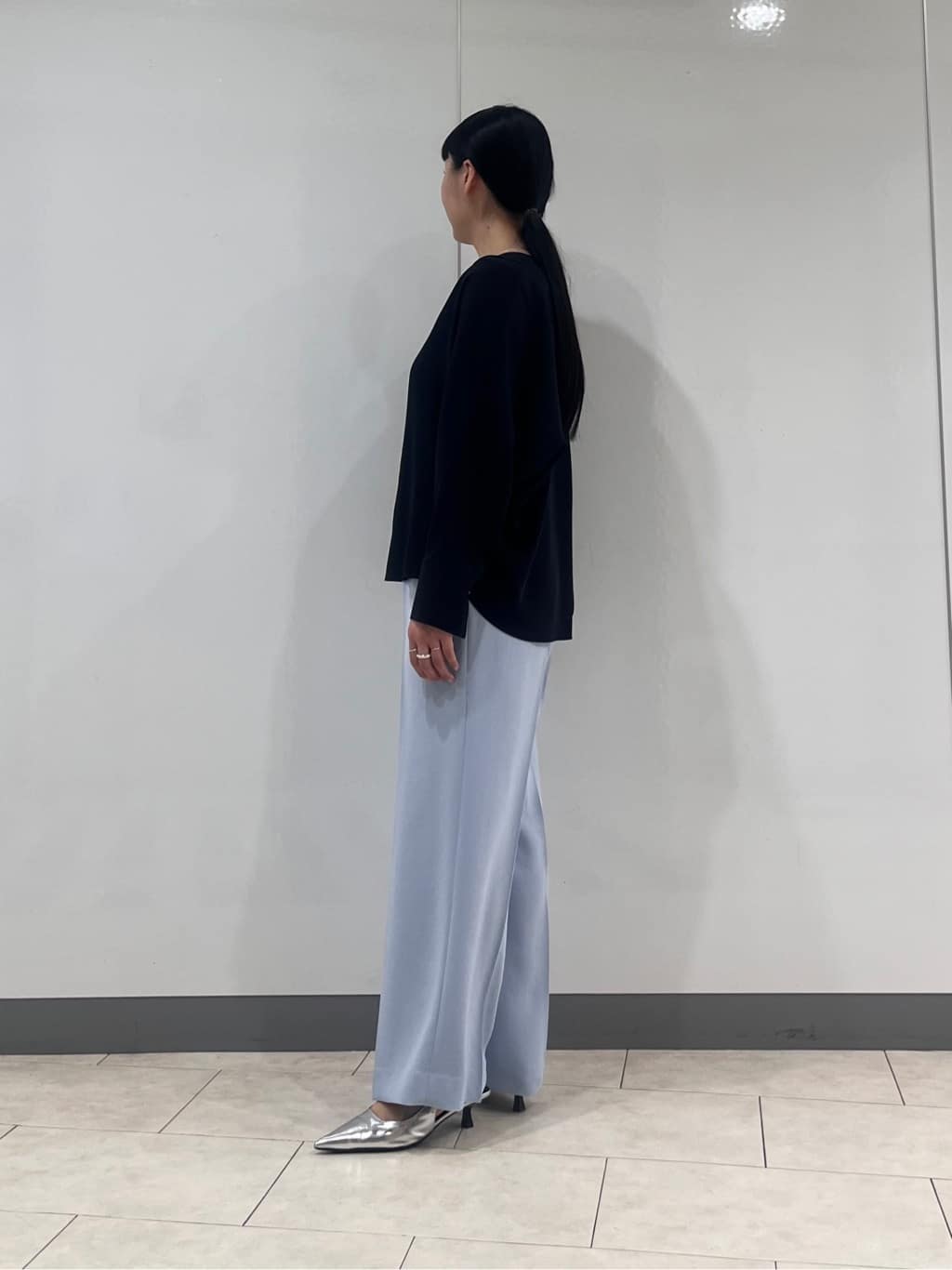 hasuさんの「INDIVI｜【洗える／UVケア／マットサテン】Vネックドルマンスリーブブラウス」を使ったコーディネート