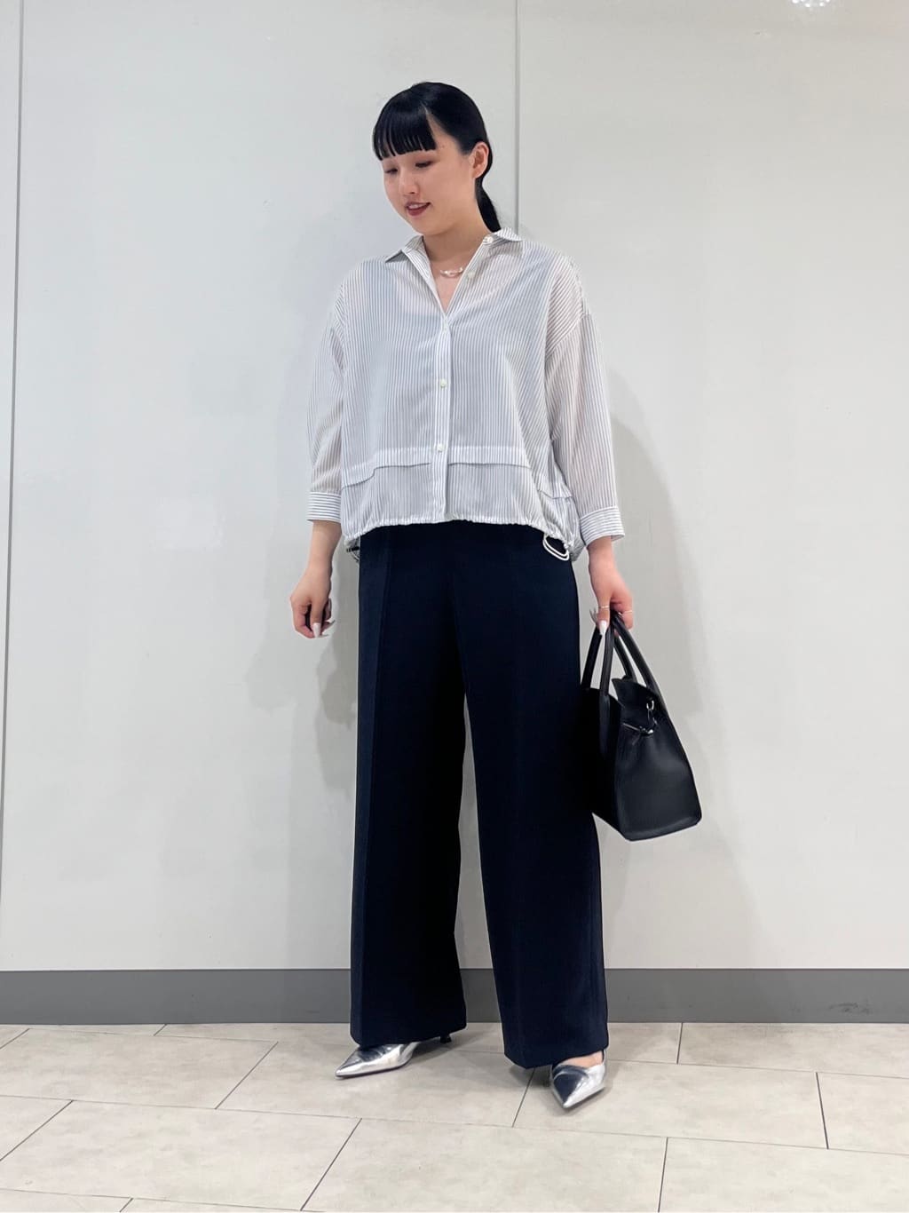 hasuさんの「INDIVI｜【接触冷感／洗える／2WAY】ドロスト付 シアーシャンブレーシャツ」を使ったコーディネート