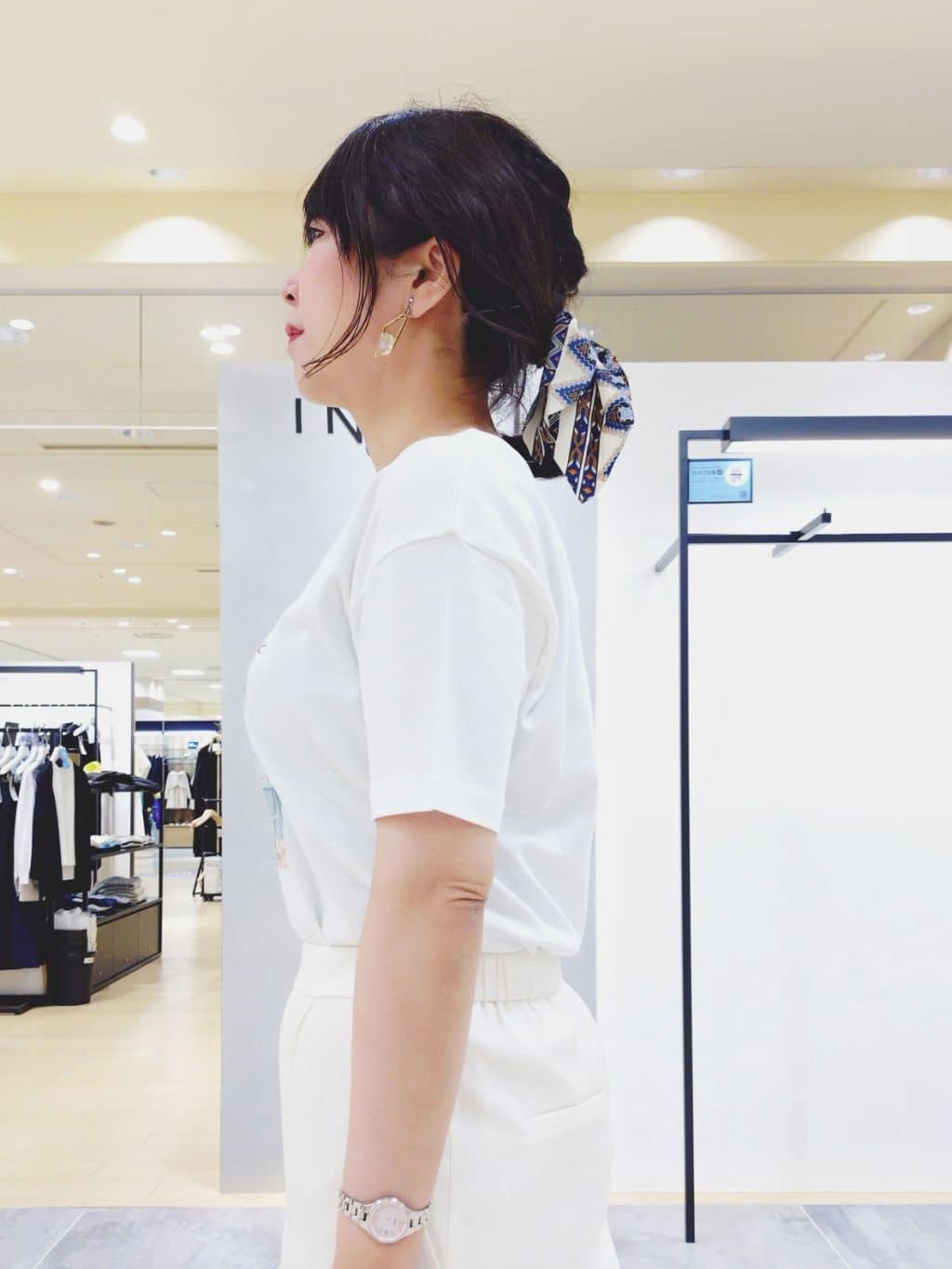 TOMOMIさんの「INDIVI｜【UVケア／選べるグラフィック】スムースジャージTシャツ」を使ったコーディネート