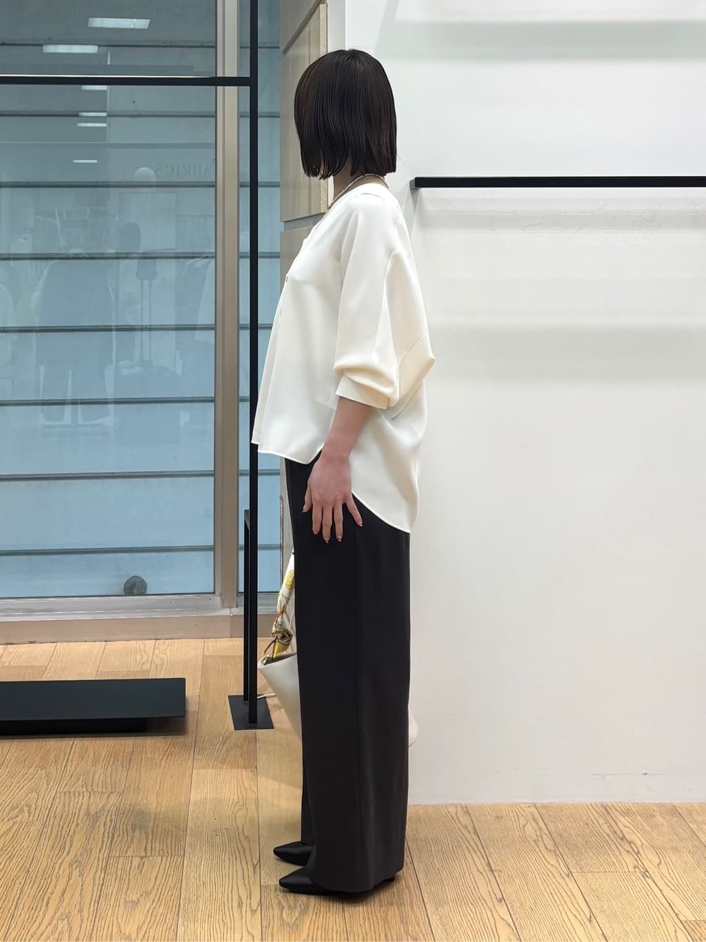 asamiさんの「INDIVI｜【洗える／UVケア／マットサテン】Vネックドルマンスリーブブラウス」を使ったコーディネート