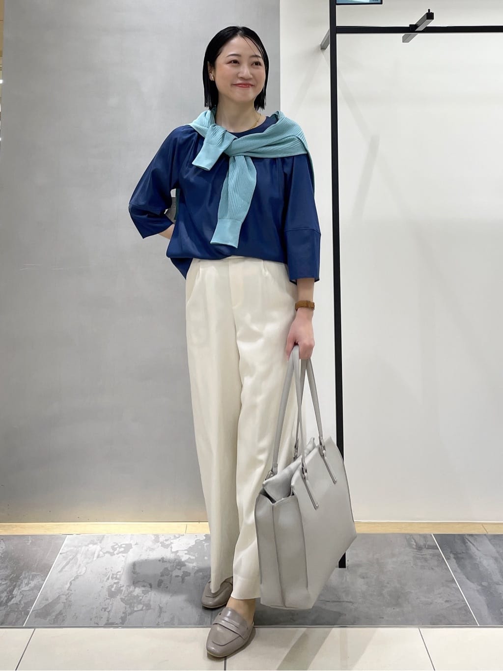 shihoさんの「INDIVI｜【洗える／UVケア／SETUP可能】デニムライク ランタン袖ブラウス」を使ったコーディネート