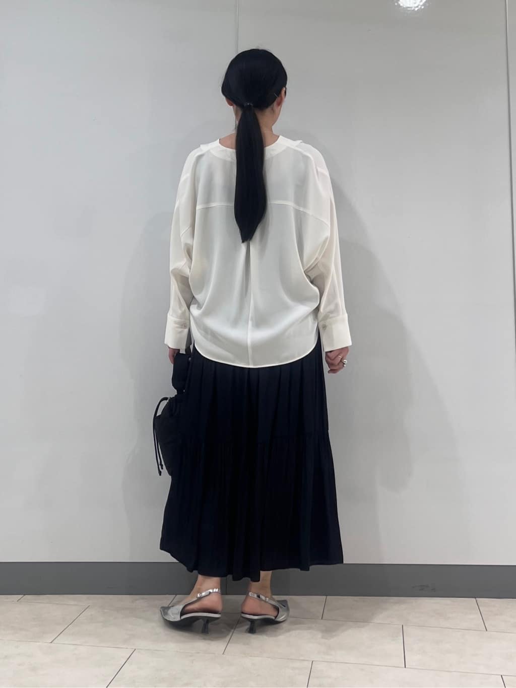 hasuさんの「INDIVI｜【洗える／UVケア／マットサテン】Vネックドルマンスリーブブラウス」を使ったコーディネート