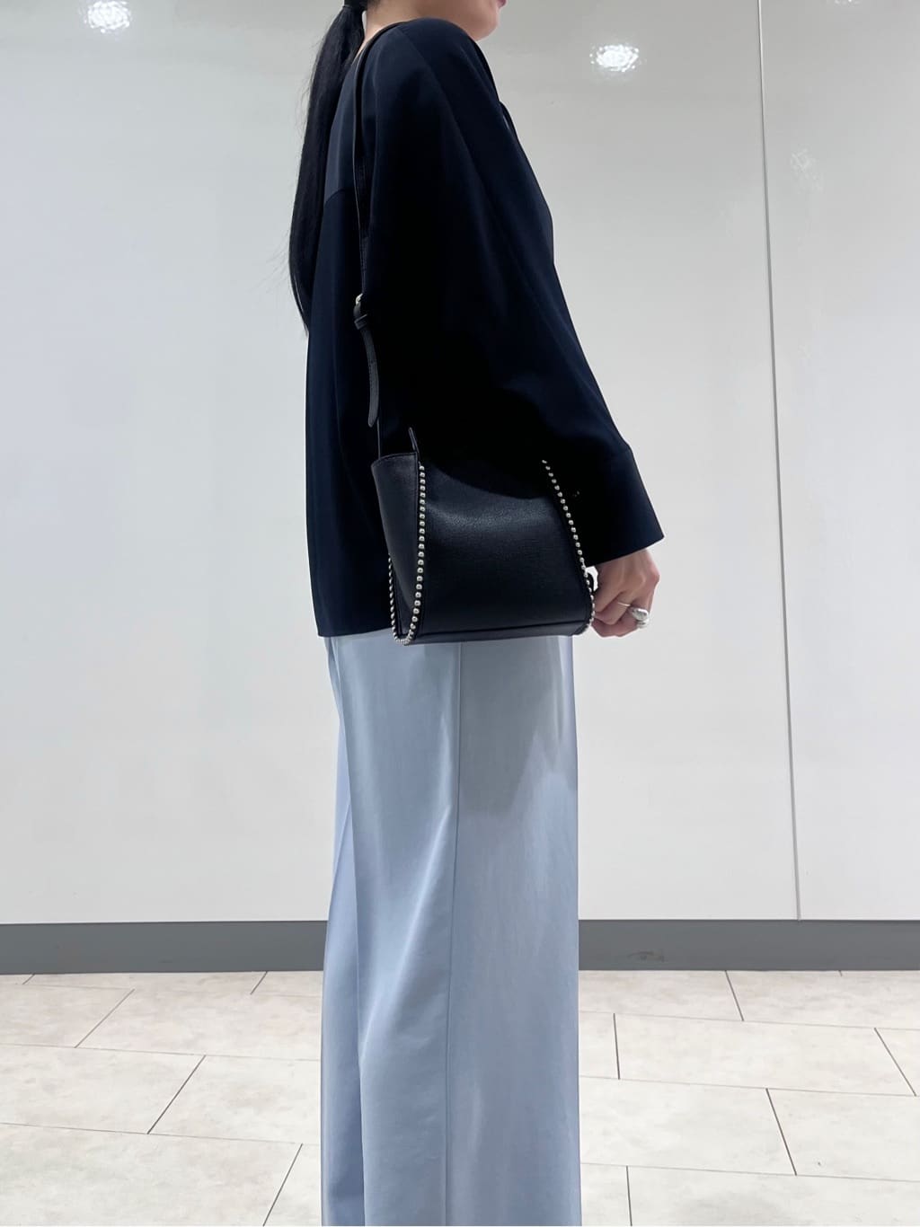 hasuさんの「INDIVI｜【洗える／UVケア／マットサテン】Vネックドルマンスリーブブラウス」を使ったコーディネート