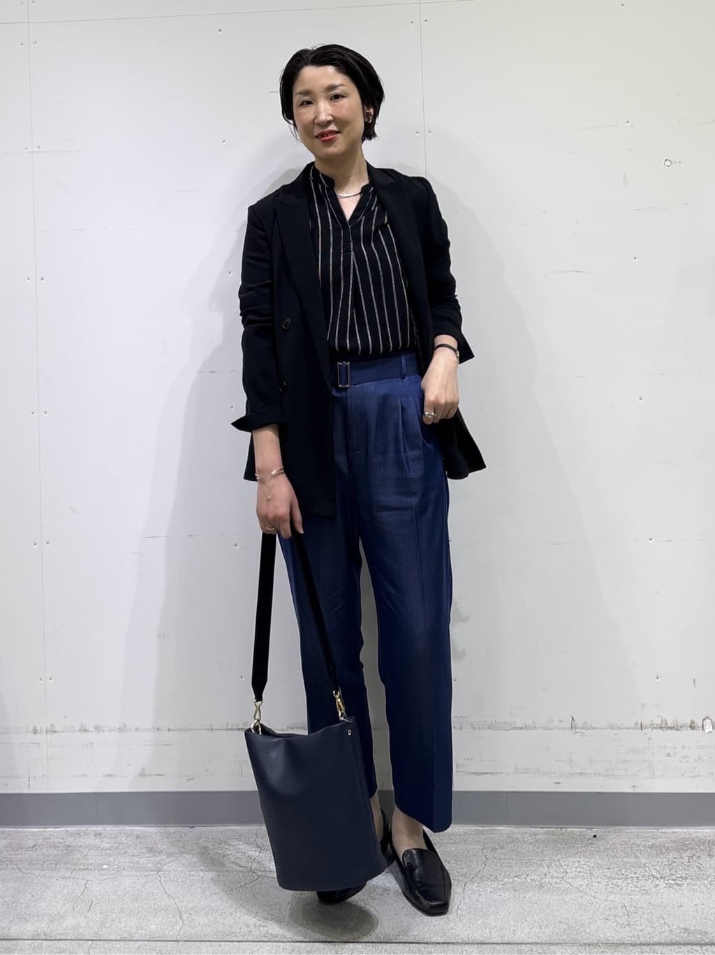 yuriさんの「INDIVI｜【洗える／UVケア／SETUP可能】デニムライクテーパードパンツ」を使ったコーディネート