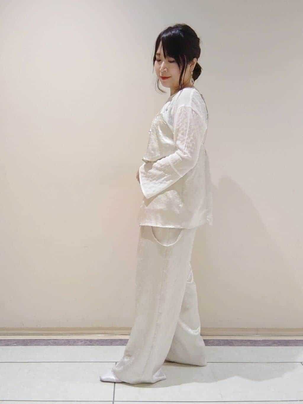 TOMOMIさんの「INDIVI｜【サスペンダー付き】2WAYクラッシュサテンパンツ」を使ったコーディネート