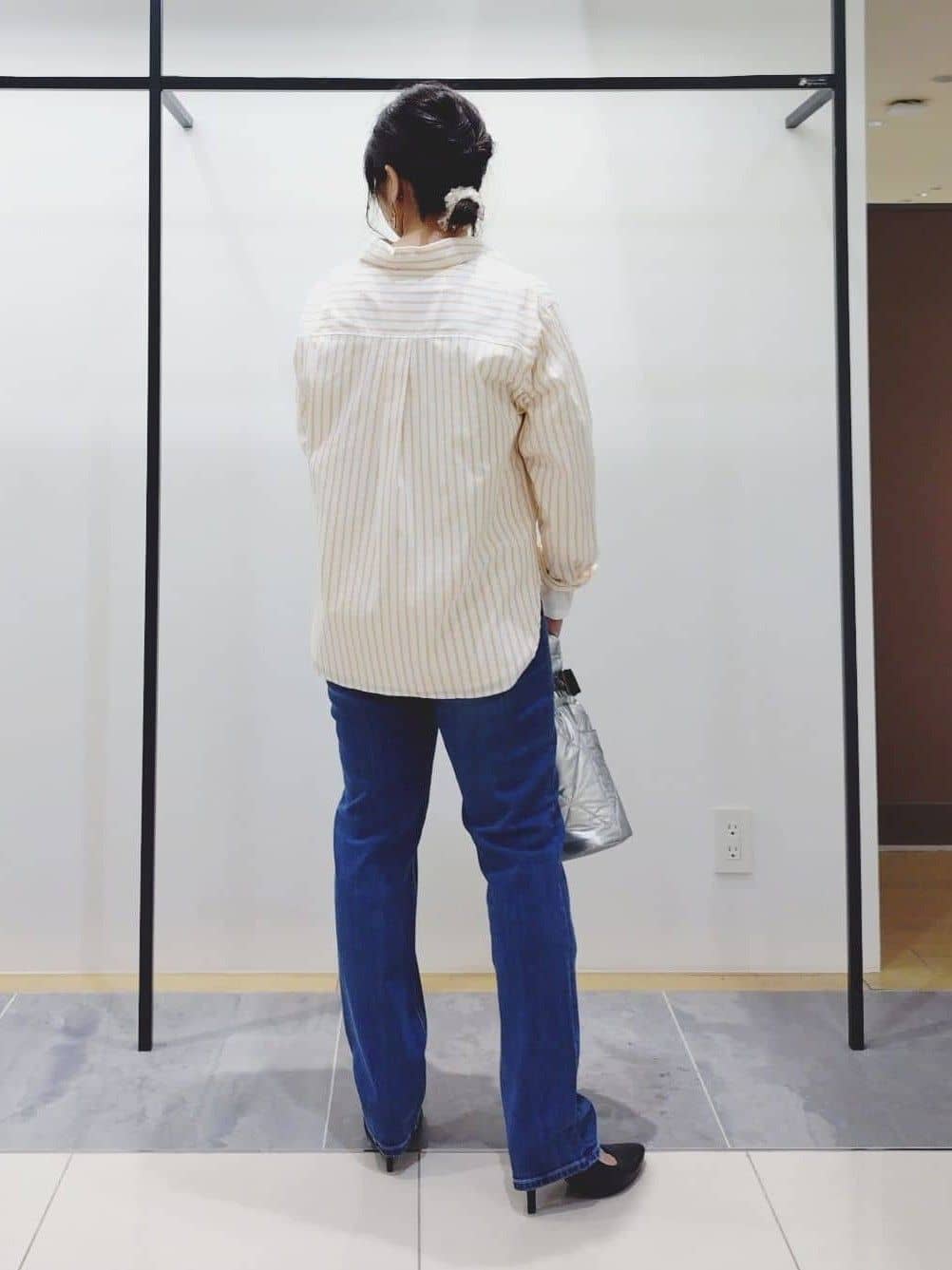 TOMOMIさんの「INDIVI｜【褒められデニム】スリムストレート デニムパンツ」を使ったコーディネート