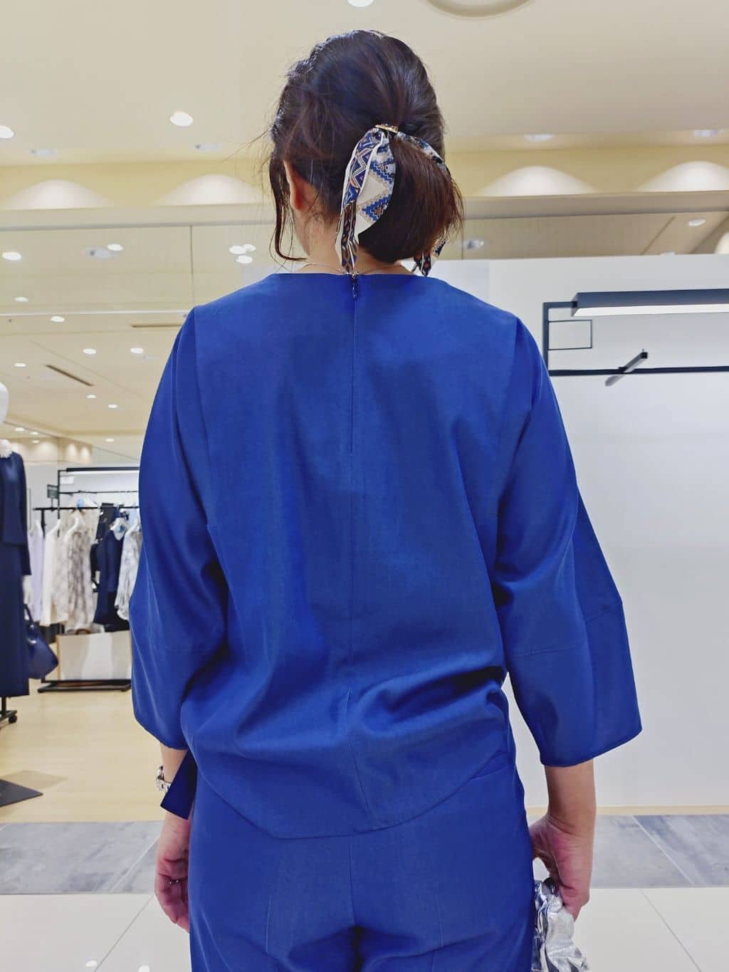 TOMOMIさんの「INDIVI｜【洗える／UVケア／SETUP可能】デニムライク ランタン袖ブラウス」を使ったコーディネート