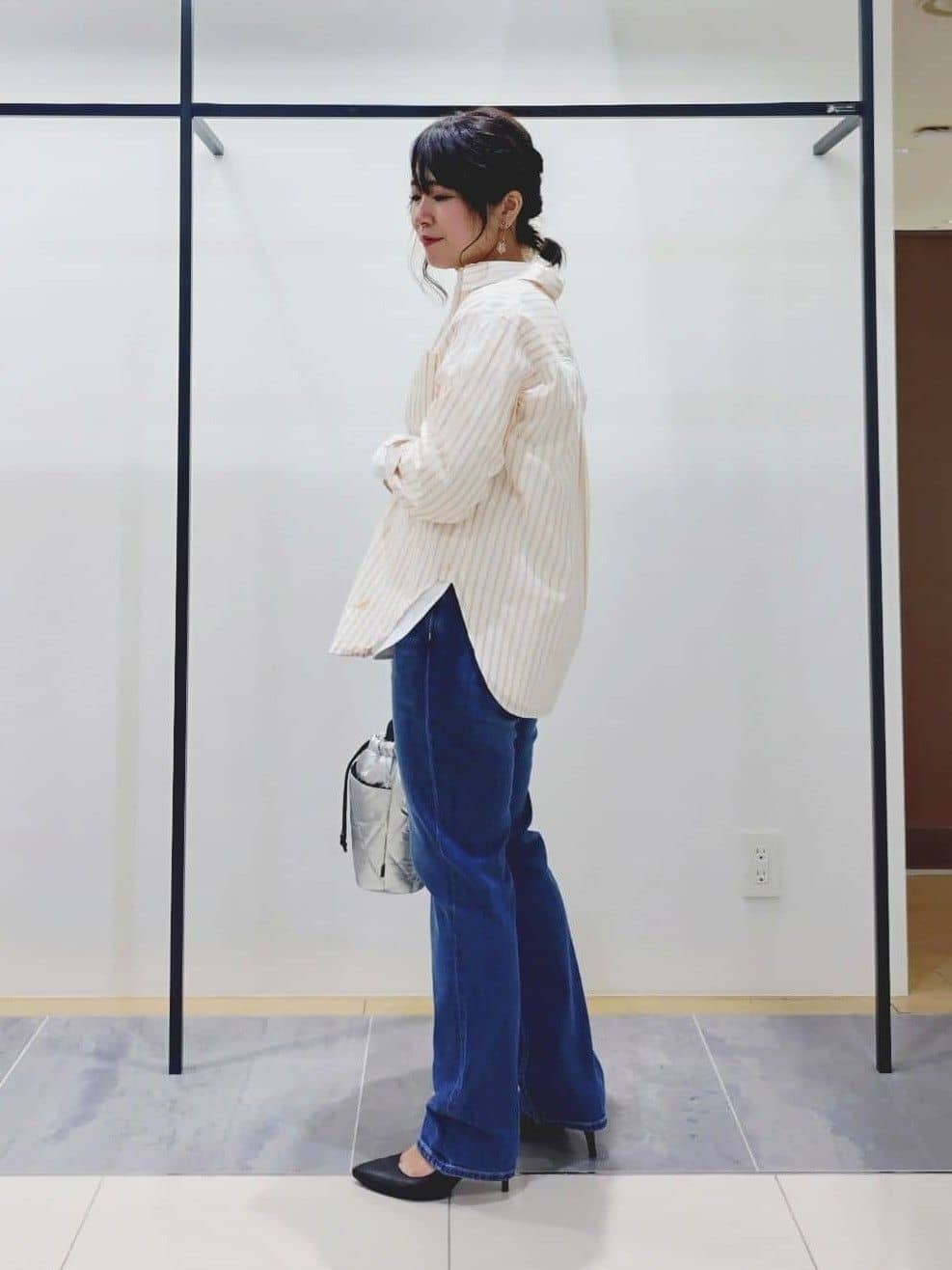 TOMOMIさんの「INDIVI｜【褒められデニム】スリムストレート デニムパンツ」を使ったコーディネート