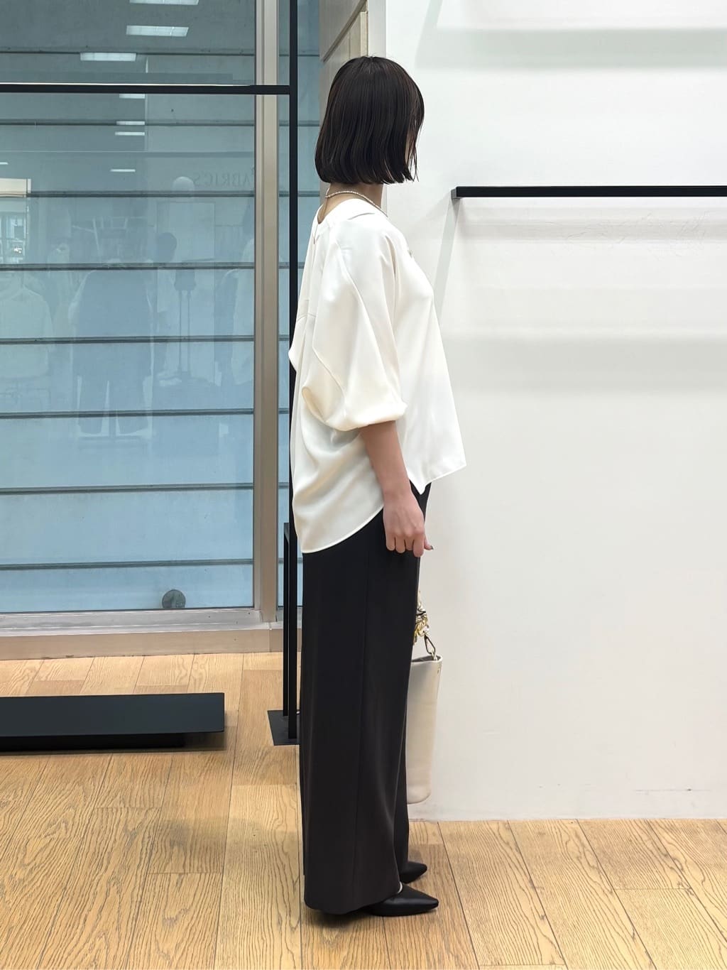 asamiさんの「INDIVI｜【洗える／UVケア／マットサテン】Vネックドルマンスリーブブラウス」を使ったコーディネート