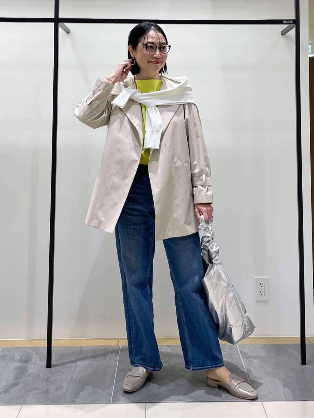 shihoさんの「INDIVI｜【撥水/軽量】ミドル丈 ミニマルトレンチコート」を使ったコーディネート