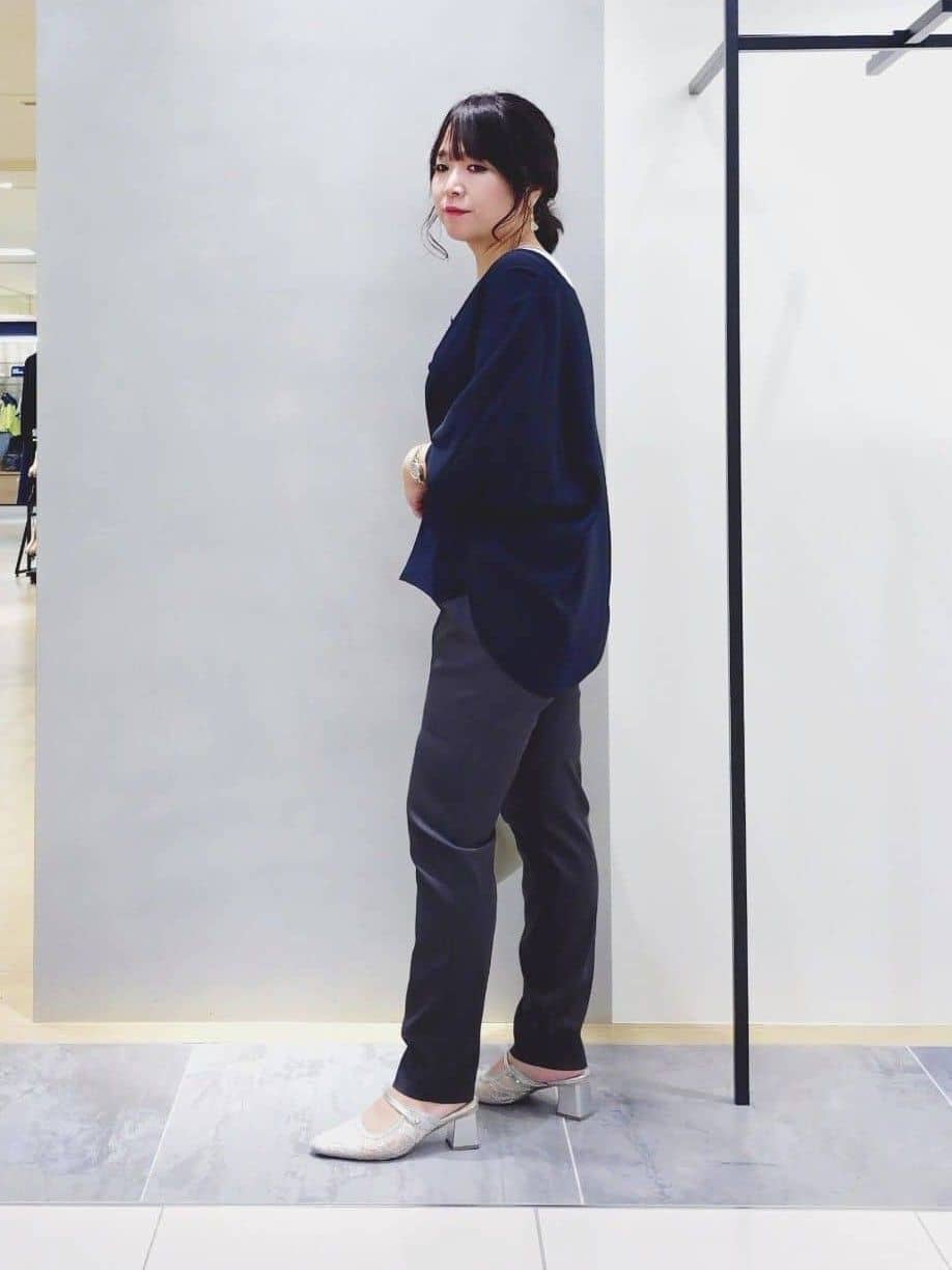 TOMOMIさんの「INDIVI｜【洗える／UVケア／マットサテン】Vネックドルマンスリーブブラウス」を使ったコーディネート