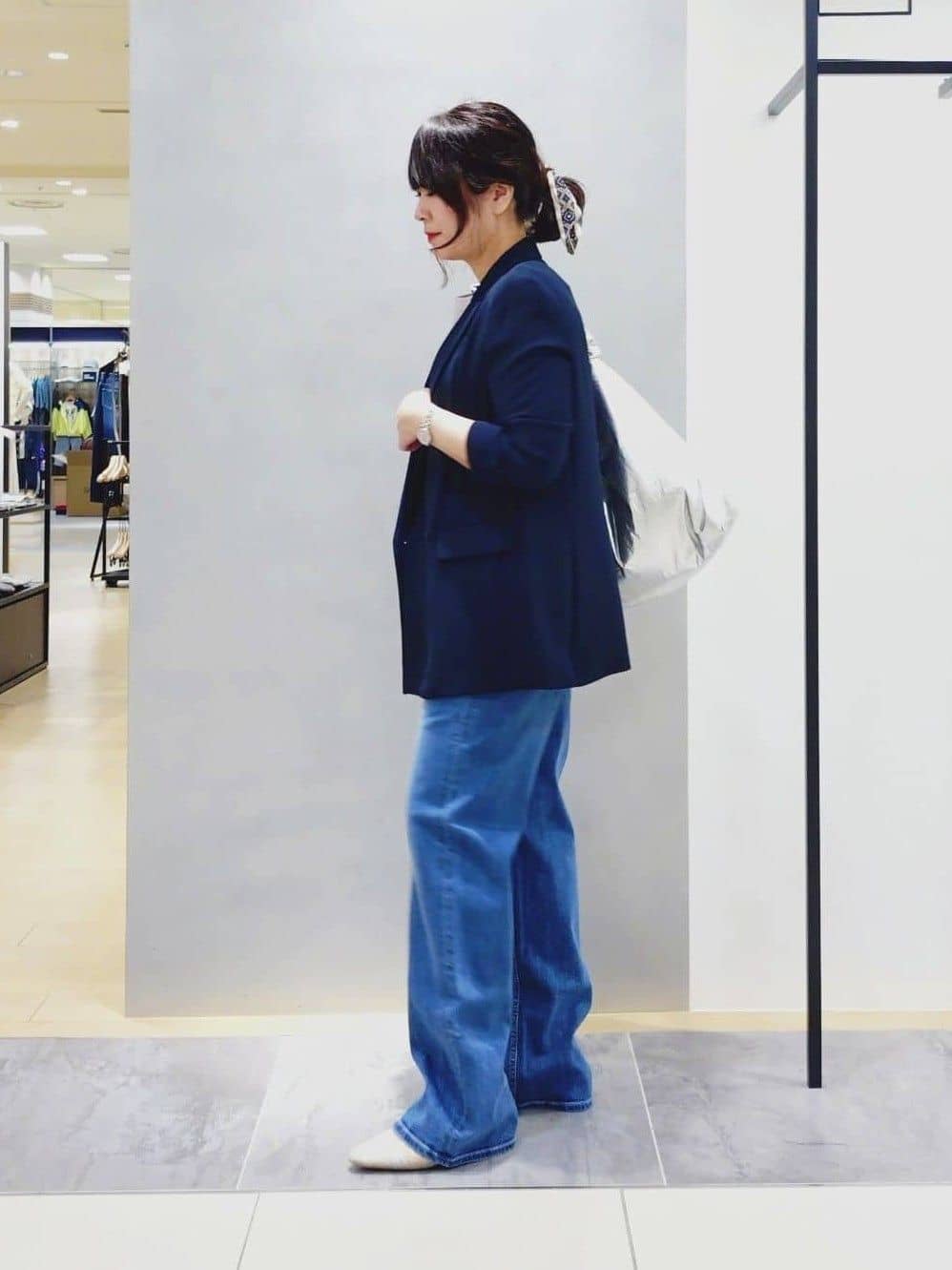 TOMOMIさんの「INDIVI｜【褒められデニム】ワイドストレート デニムパンツ」を使ったコーディネート