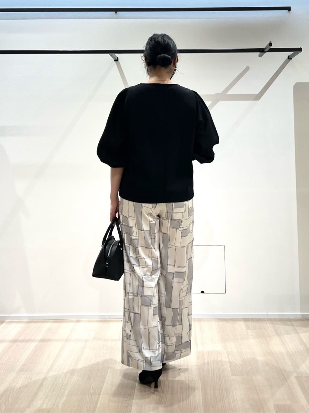 TOMOMIさんの「UNTITLED｜【洗える/袖シアー】ポンチ袖ボリュームトップス」を使ったコーディネート