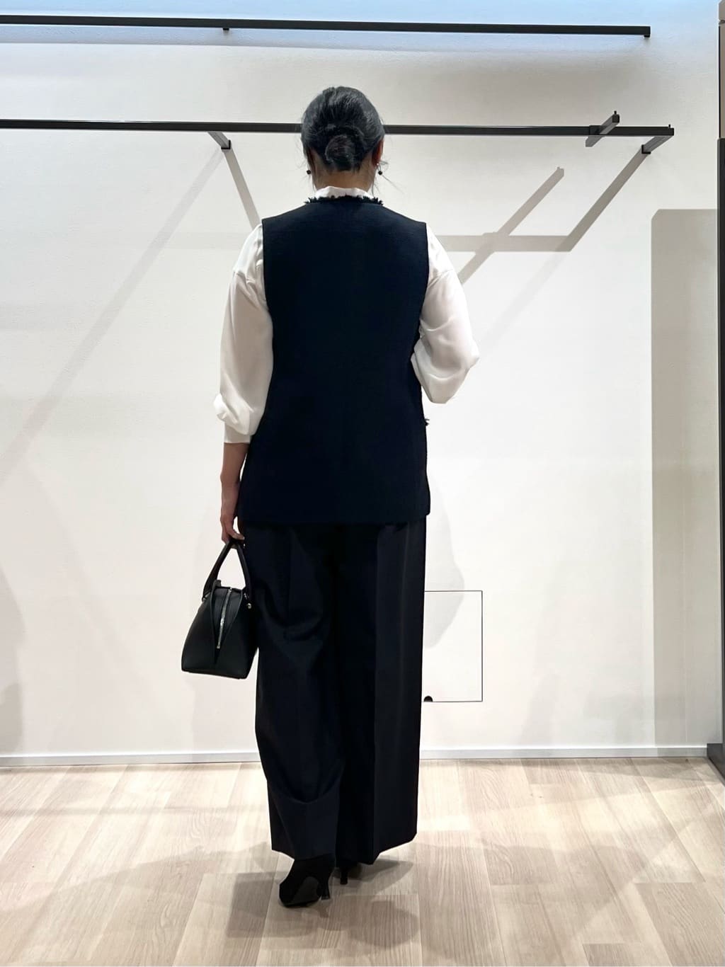 TOMOMIさんの「UNTITLED｜【オンオフ使える】スラブツイード ジレ」を使ったコーディネート