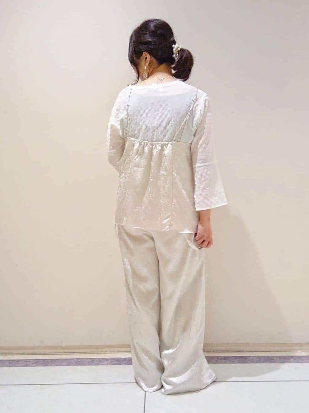 TOMOMIさんの「INDIVI｜【サスペンダー付き】2WAYクラッシュサテンパンツ」を使ったコーディネート